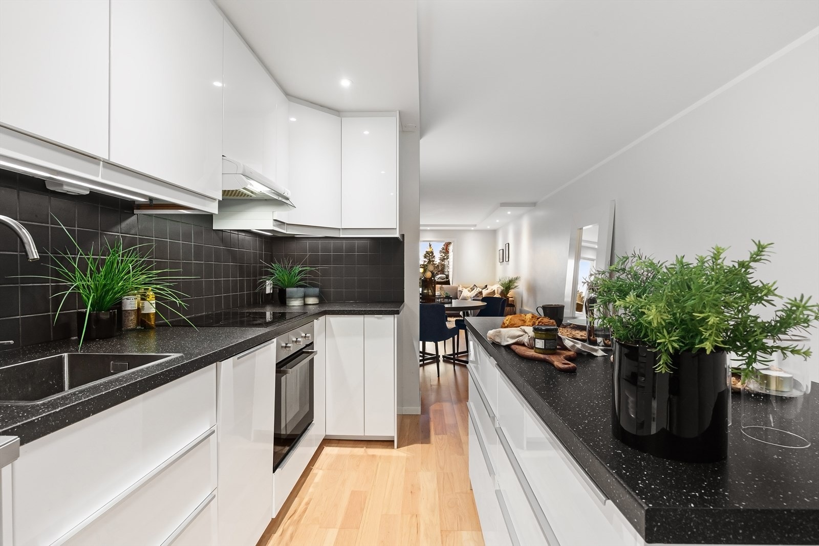 Kjøkkenet er fra 2017 og har integrerte hvitevarer i form av vaskemaskin, koketopp, stekeovn og frittstående kjøleskap medfølger Galleribilde