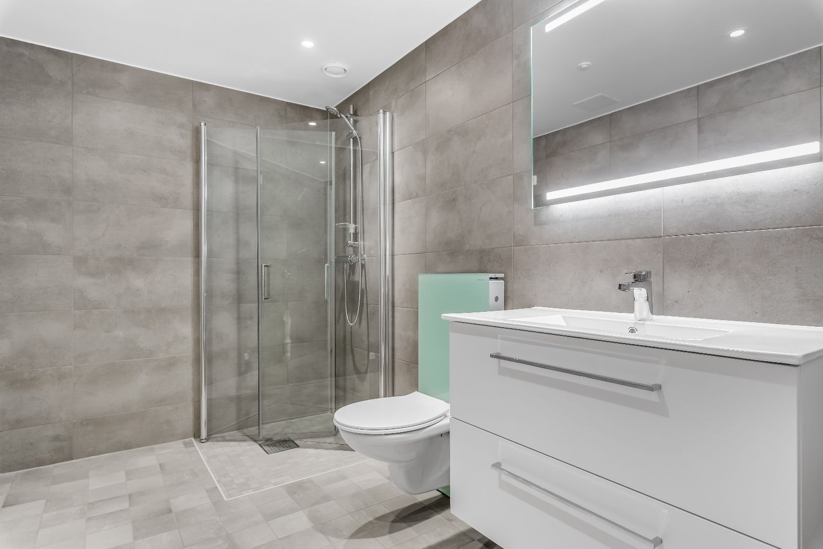 Bad - flislagt og med opplegg til vaskemaskin og tørketrommel Galleribilde