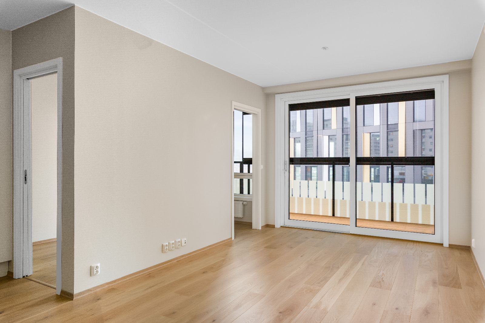 Stue - inngang til soverom 1, samt utgang til balkong Galleribilde