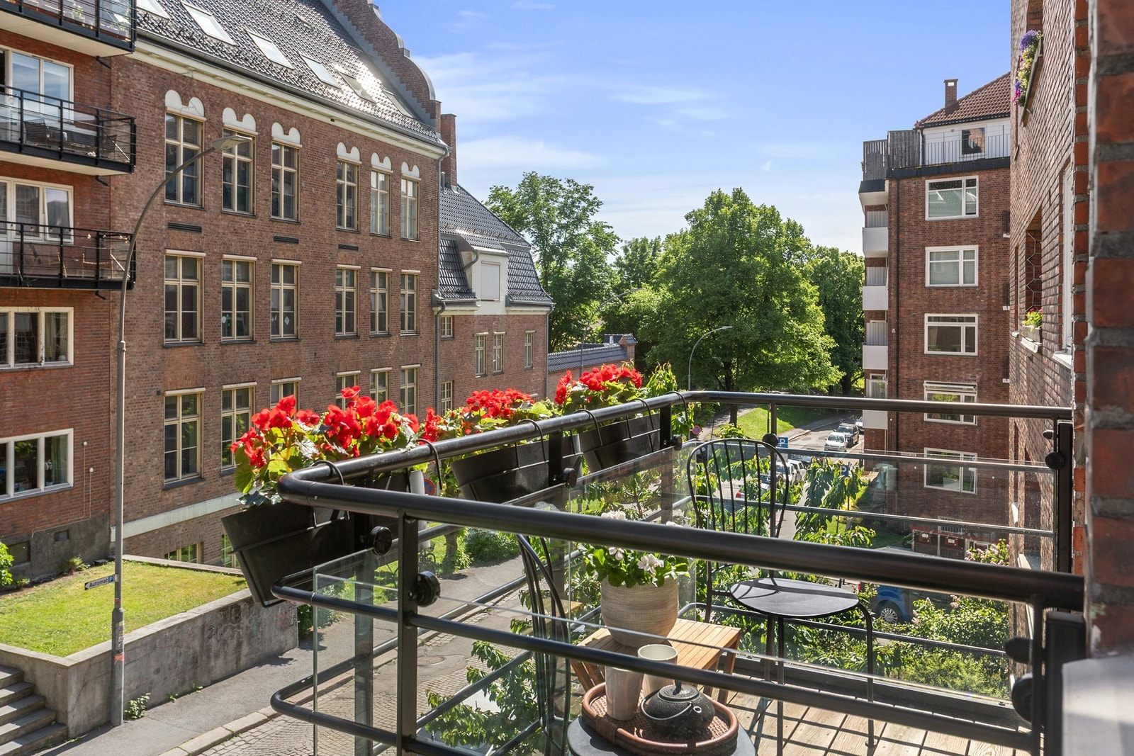 Med sol fra ca. kl. 08:00 til 14:00, sommerstid, og plass til cafésett og blomsterkasser, blir balkongen lett et favorittsted for kaffe, lesestunder og måltider i det fri. Galleribilde