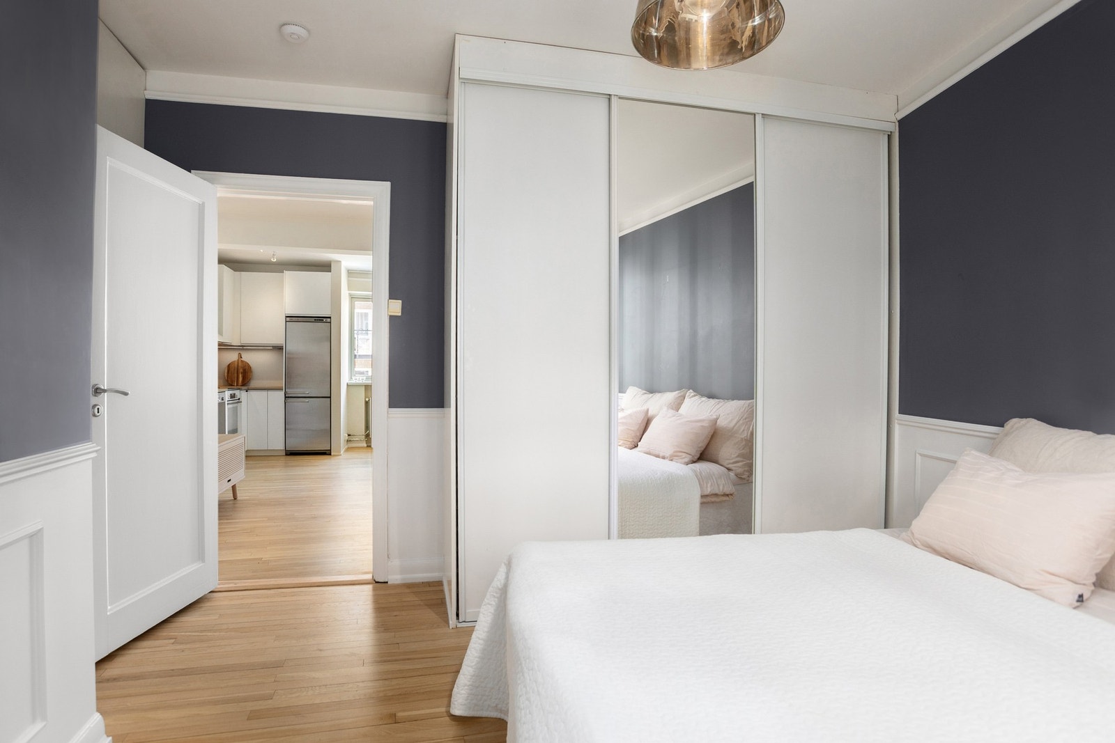 Rommet har god plass til dobbeltseng, nattbord og annet møblement, og er praktisk innredet med en skyvedørsgarderobe som gir rikelig oppbevaringsplass. Galleribilde