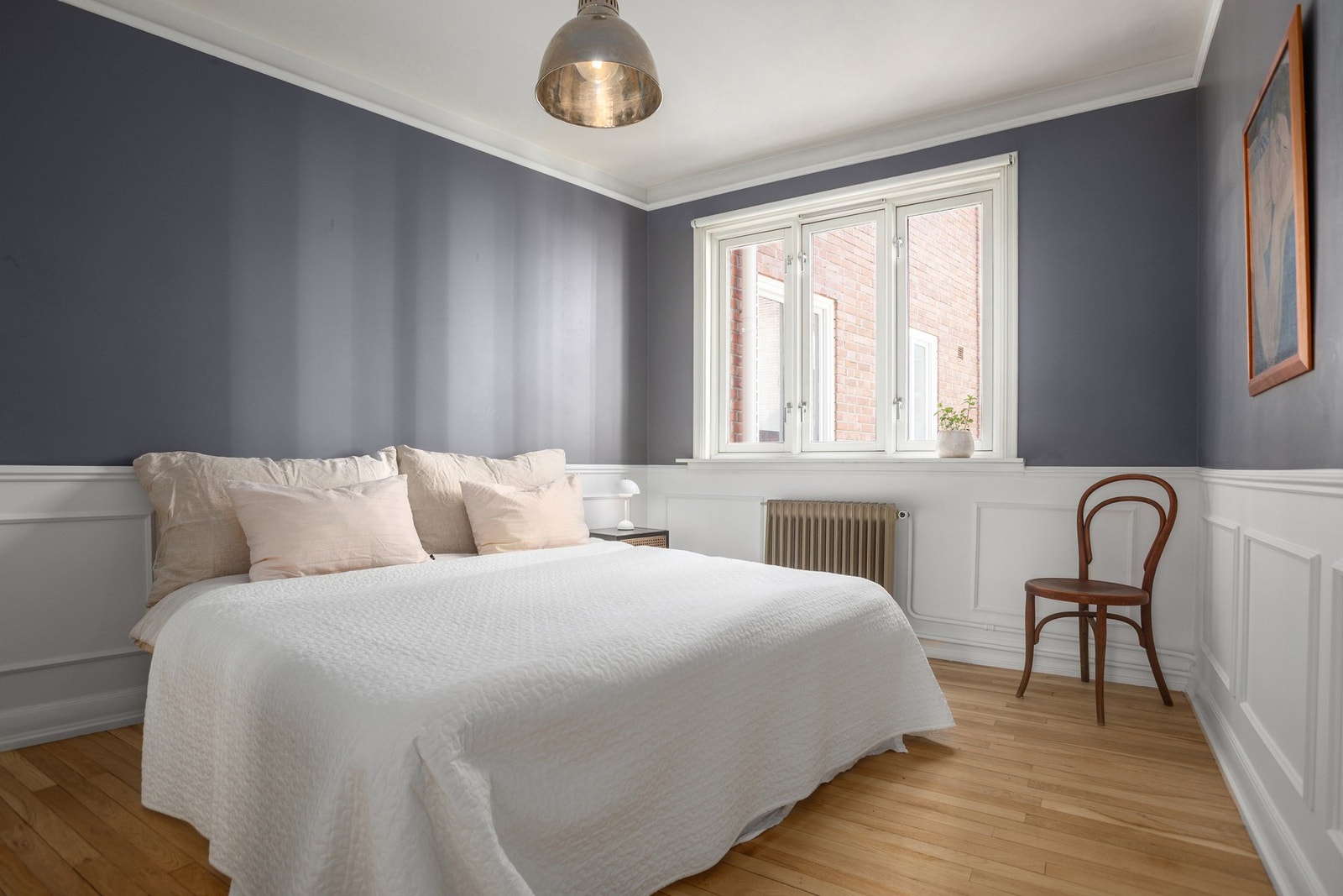 Hovedsoverommet er lunt og innbydende, med behagelige farger på veggene og rikelig med naturlig lys fra store vinduer. Galleribilde