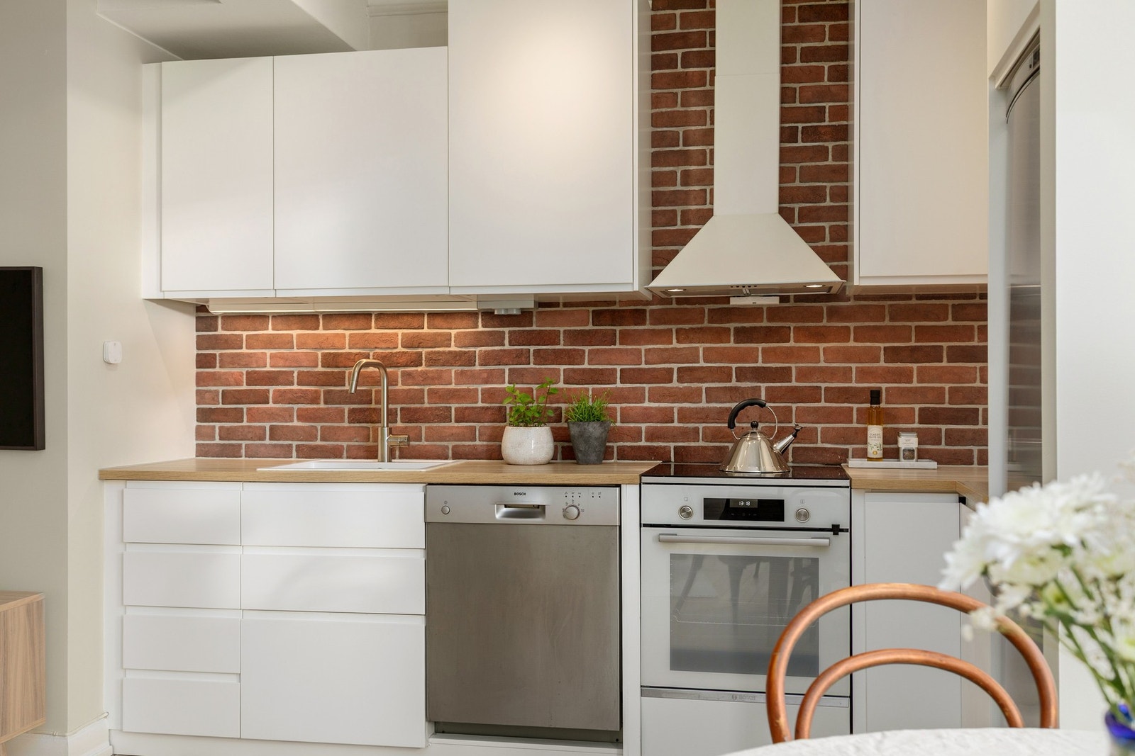 Kjøkkenet er godt utstyrt med integrerte hvitevarer som kjøleskap med fryser, oppvaskmaskin og komfyr med induksjonstopp. Her finner du alt du trenger for en funksjonell hverdag og inspirerende matlaging! Galleribilde