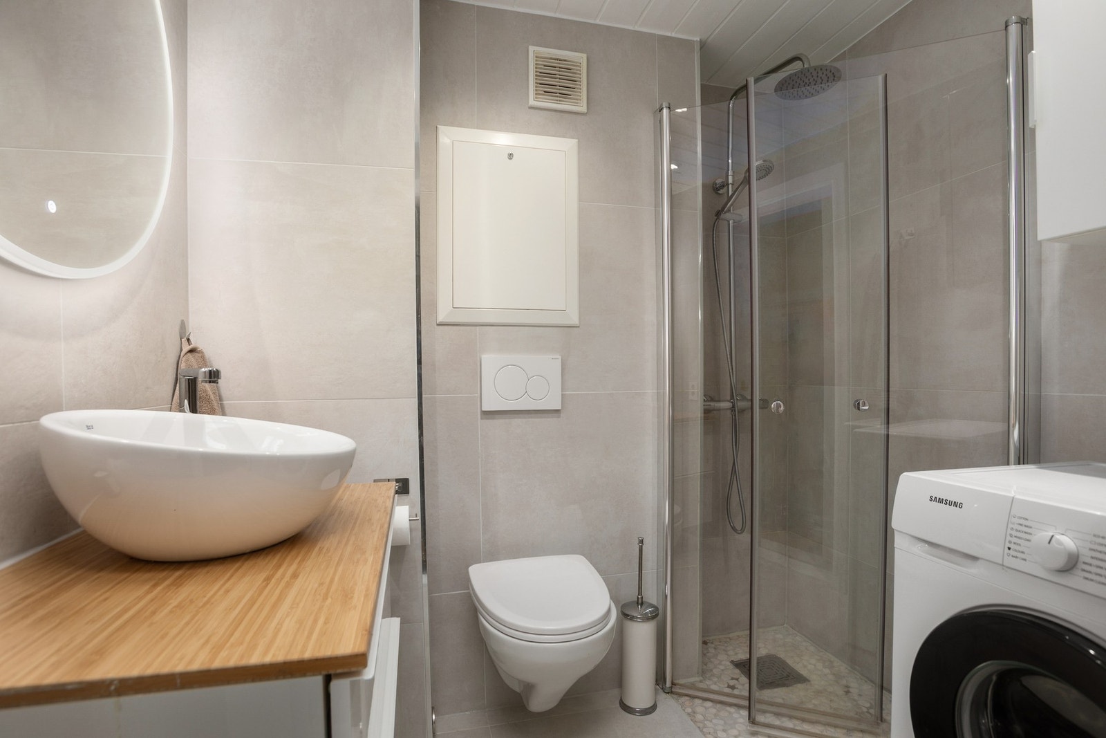 Etter en omfattende oppgradering i 2022 fremstår baderommet som lekkert og innbydende, med en elegant kombinasjon av moderne materialer og funksjonelle løsninger som gir en stilfull og behagelig hverdagsopplevelse. Galleribilde