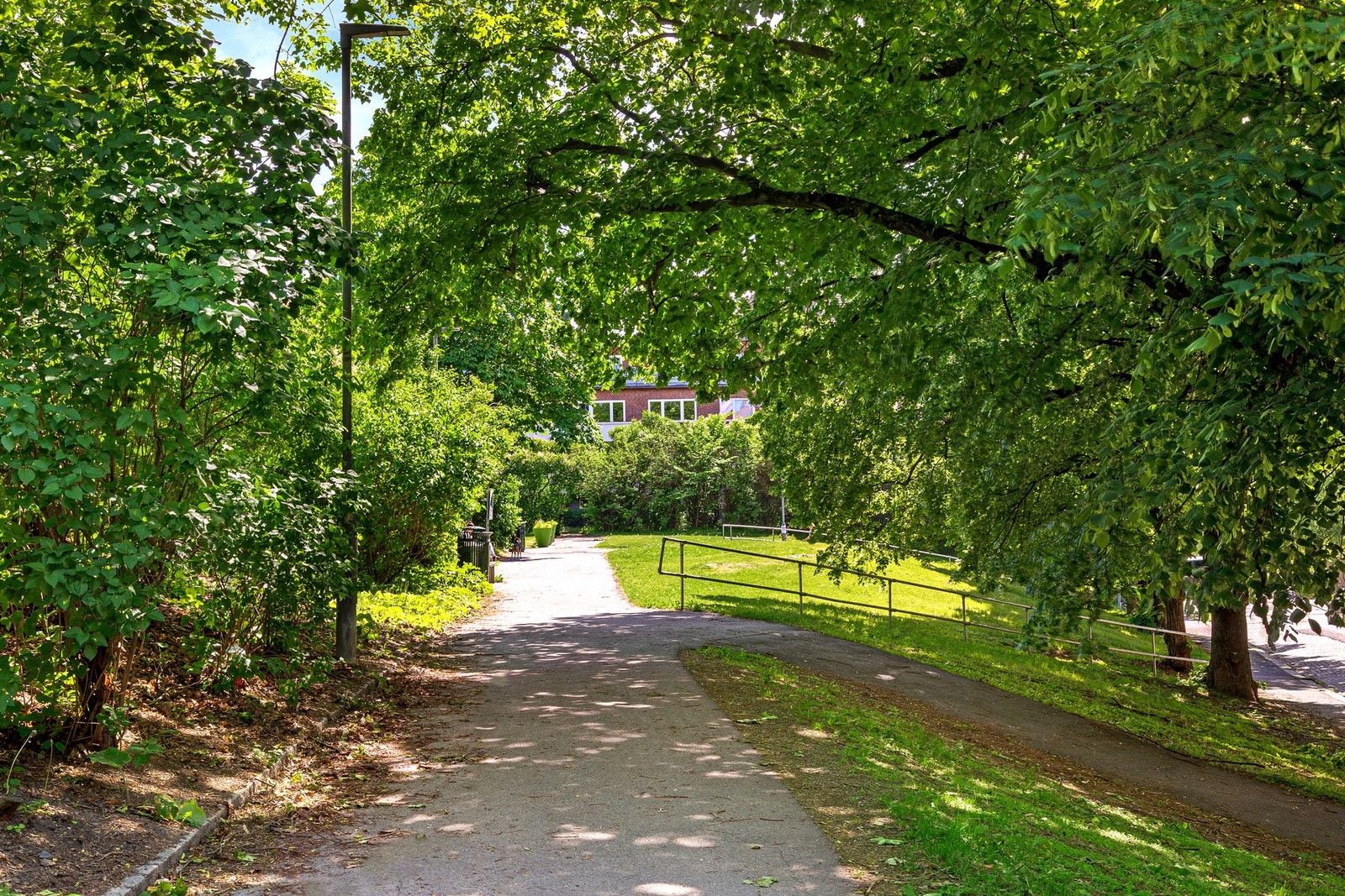 Nærområdet byr på vakre, grønne omgivelser med parker og rekreasjonsområder - perfekt for turer, lek og avslapning i det fri. Galleribilde