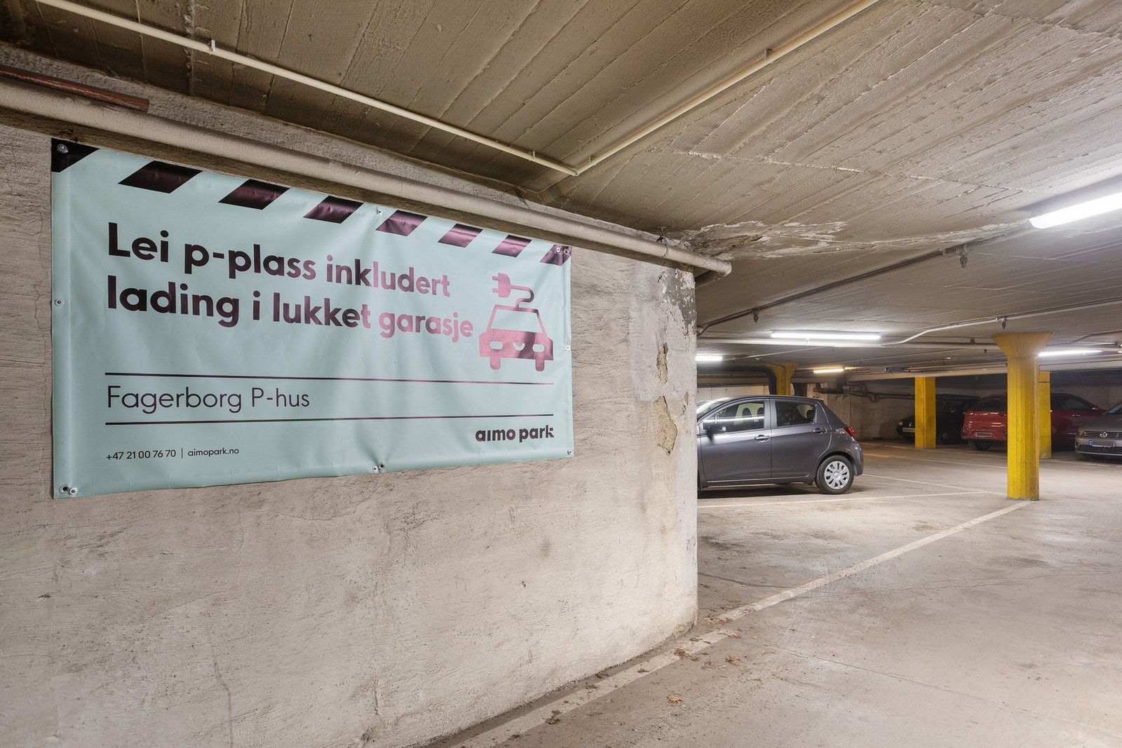 Det er mulighet for leie av fast garasjeplass i Fagerborg parkeringshus 100 meter fra leiligheten. Per 05.06 er 20 ledige parkeringsplasser i nabobygg for garasjeleie 2565,- per måned. Galleribilde