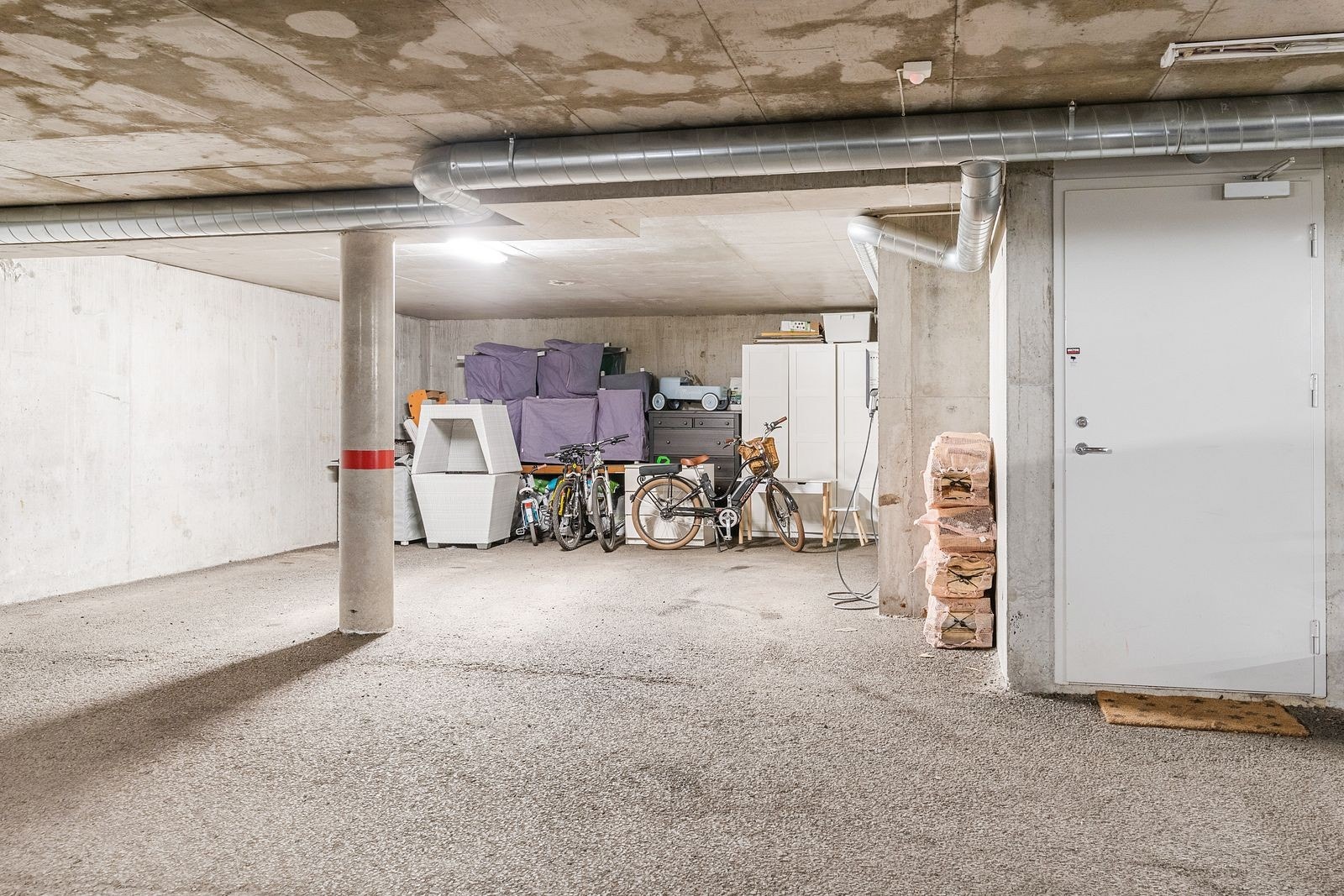 Garasje med to plasser og bodrom. Elbillader Galleribilde