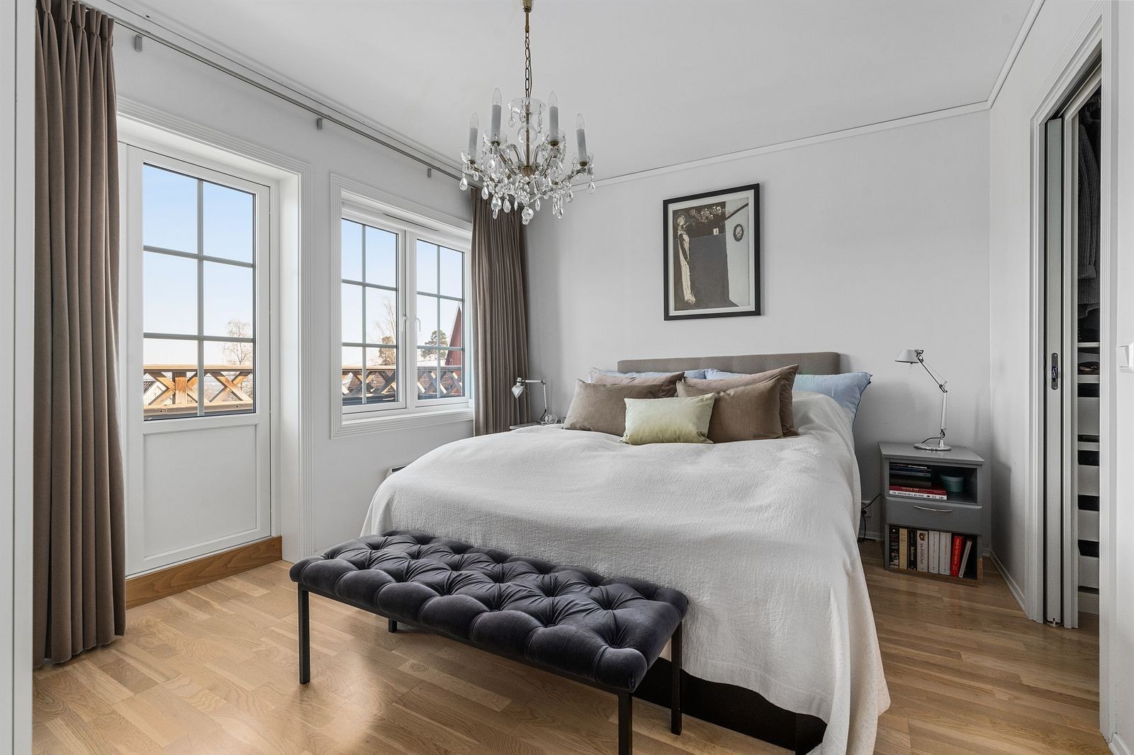 Hovedsoverom m/ utang til balkong og walk-in closet Galleribilde
