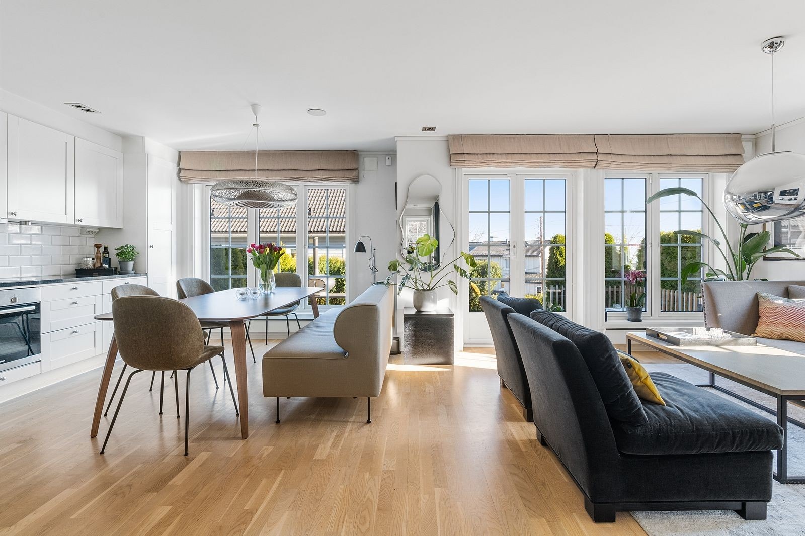 Åpen stue og kjøkken. Utgang til terrasse Galleribilde