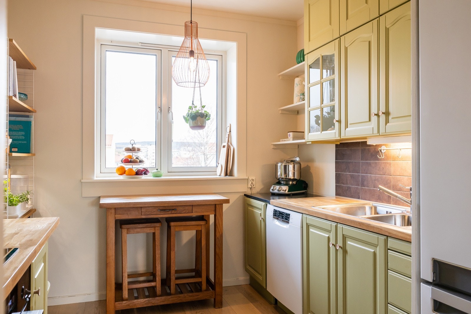 Benkeplate i eik, opplegg for oppvaskmaskin, koketopp, og stekeovn fra 2025 og nisje for kjøleskap. Mulighet for fryser i kjellerbod for 50,- kr. i mnd. Galleribilde