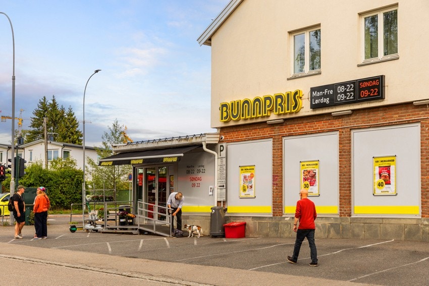 Søndagsåpen butikk med post I butikk like over veien. Galleribilde