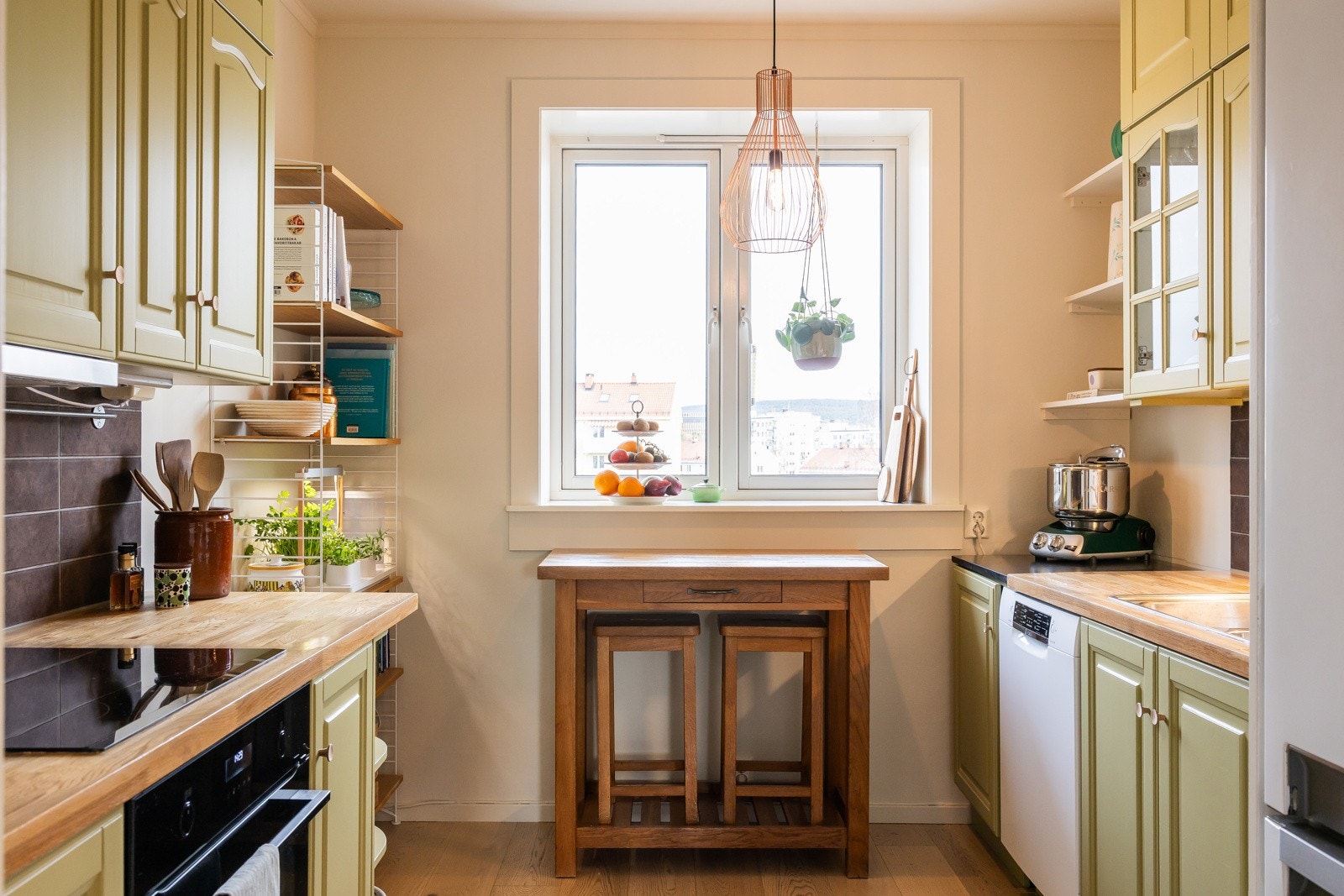 Separat kjøkken med fyllingsfronter malt i dus fargetone. Galleribilde