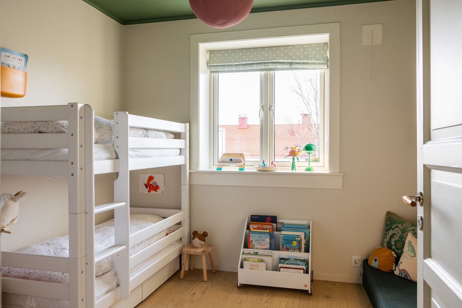 Soverom to egner seg godt som barnerom, kontor og gjesterom. Originalt plassbygget garderobeskap gir lagringsplass. Galleribilde