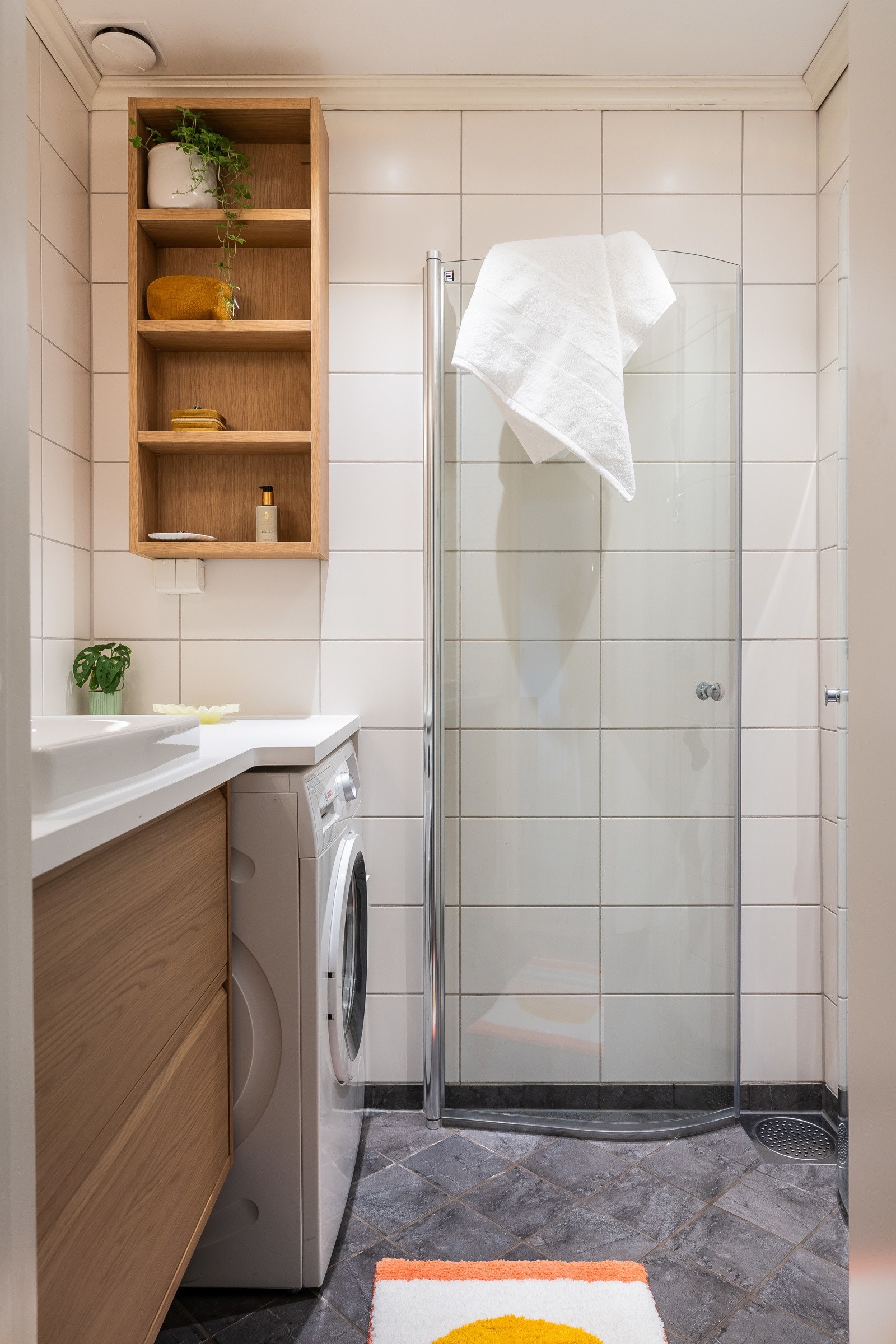 Innredning med dusj med innfellbare dører, nedfelt servant i benkeplate, ny baderomsinnredning (2025) og opplegg for vaskemaskin. Elektrisk gulvvarme. Fellesvaskeri i kjeller med tørkeskap, vaskemaskin og tørketrommel. Galleribilde