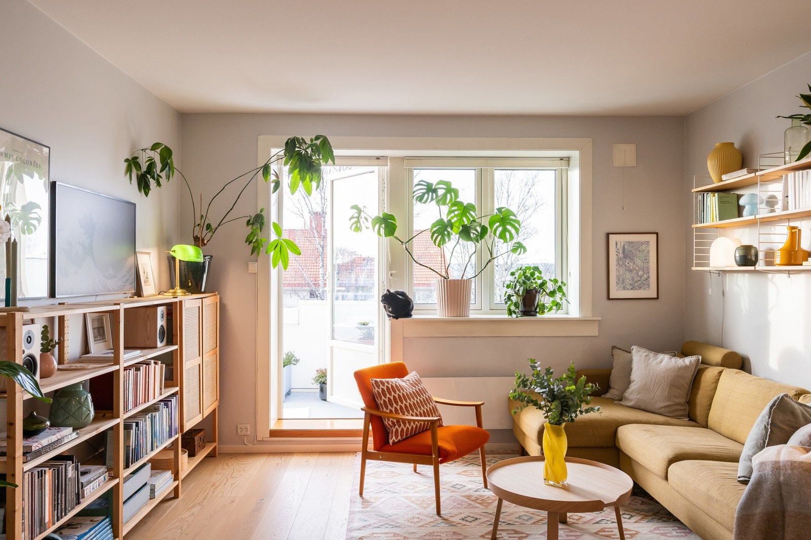 Gjennomgående enstavs parkett og vegger malt i trendy fargetoner. Galleribilde