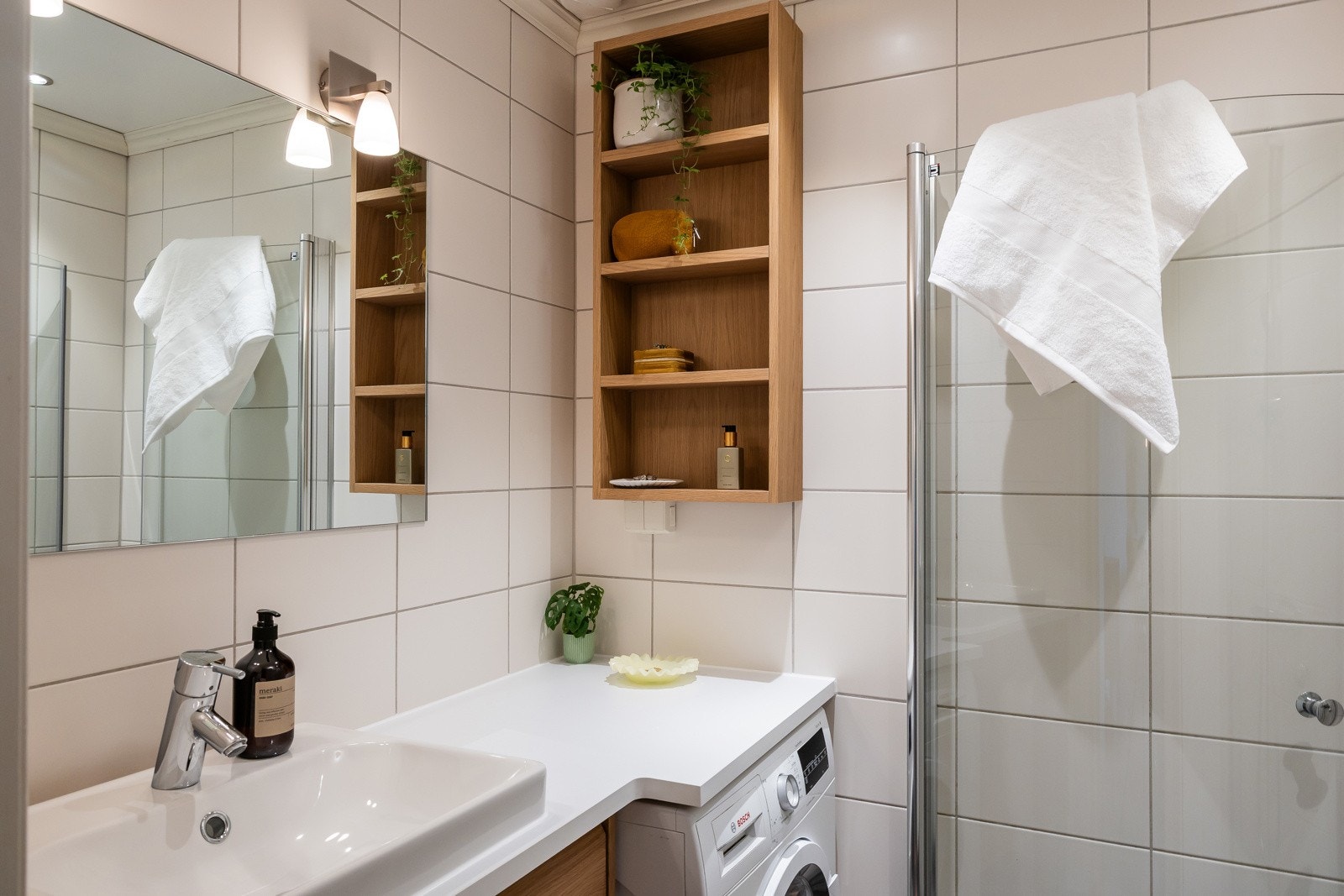 Badet ble oppgradert i regi av borettslaget i perioden 1996-99. Ifølge tidligere salgsoppgave er badet ytterligere modernisert av tidligere eier i 2007. Galleribilde