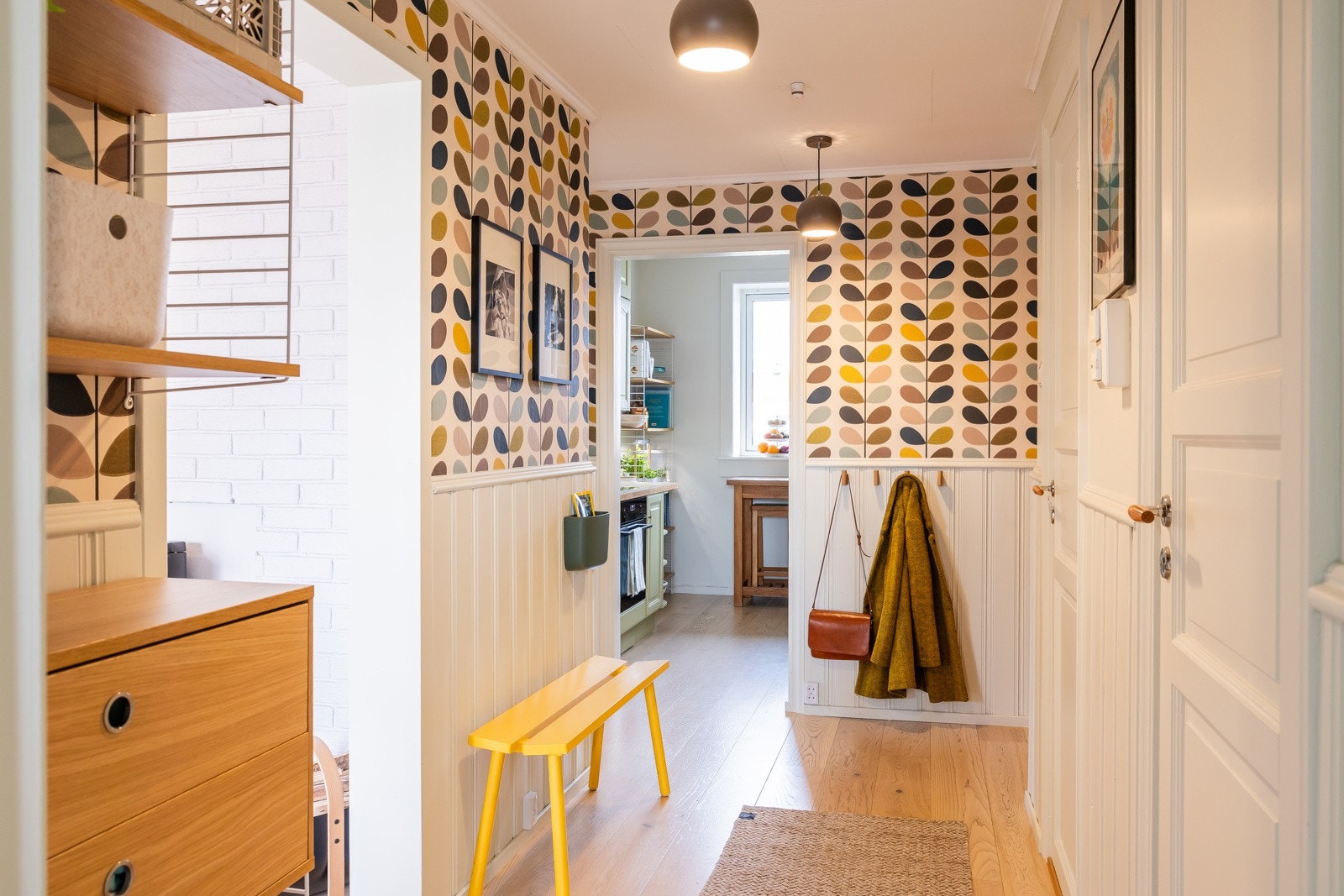 Entréen har originalt plassbygget skap for oppbevaring. Galleribilde