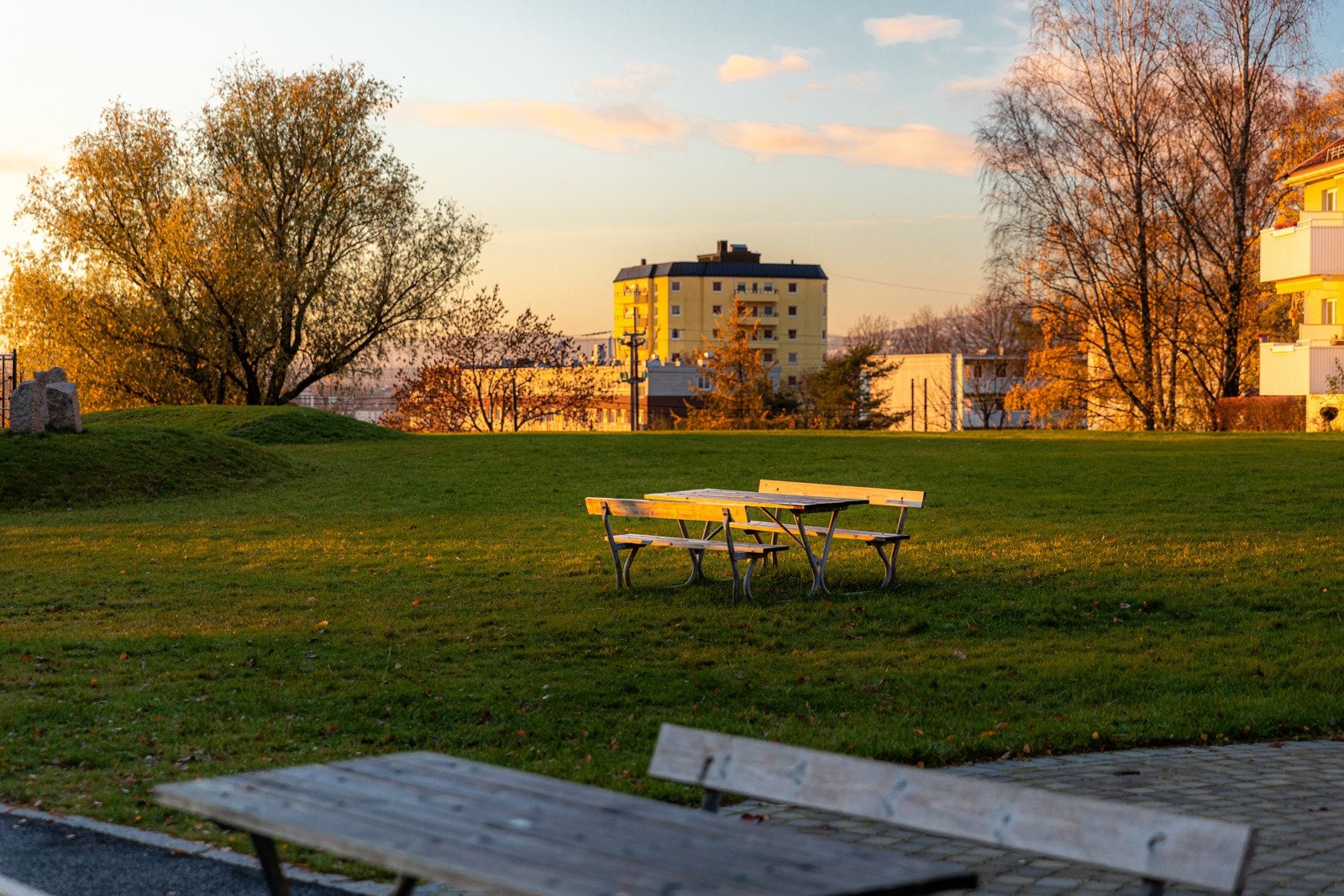 For mange oppleves Keyserløkka som å bo i en stor park. Grøntareal slynger seg rundt blokkene med sittegrupper lett tilgjengelig for beboerne. Galleribilde