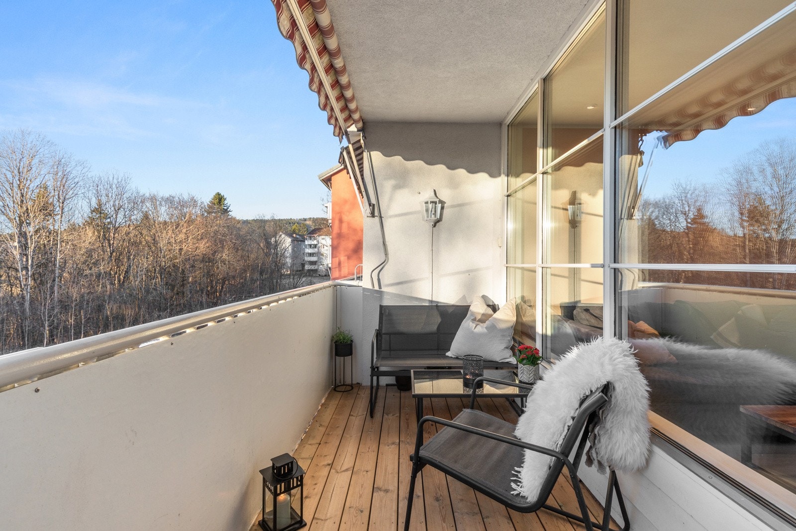 Balkongen er overbygget, har terrassebord på gulv og god plass til sittegruppe etter eget ønske og behov. Det er også montert markise, utebelysning og utvendig stikkontakt. Galleribilde