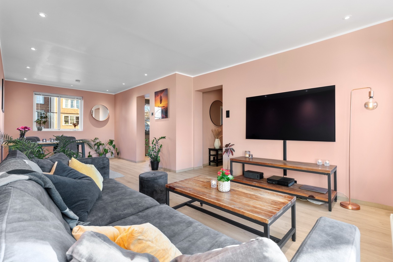 Leiligheten holdes god og lun på vinterstid med fjernvarme til radiatorer. Både oppvarming med fjernvarme, varmtvann, samt grunnpakke med kabel-TV og bredbånd fra Telia er inkludert i felleskostnadene. Galleribilde