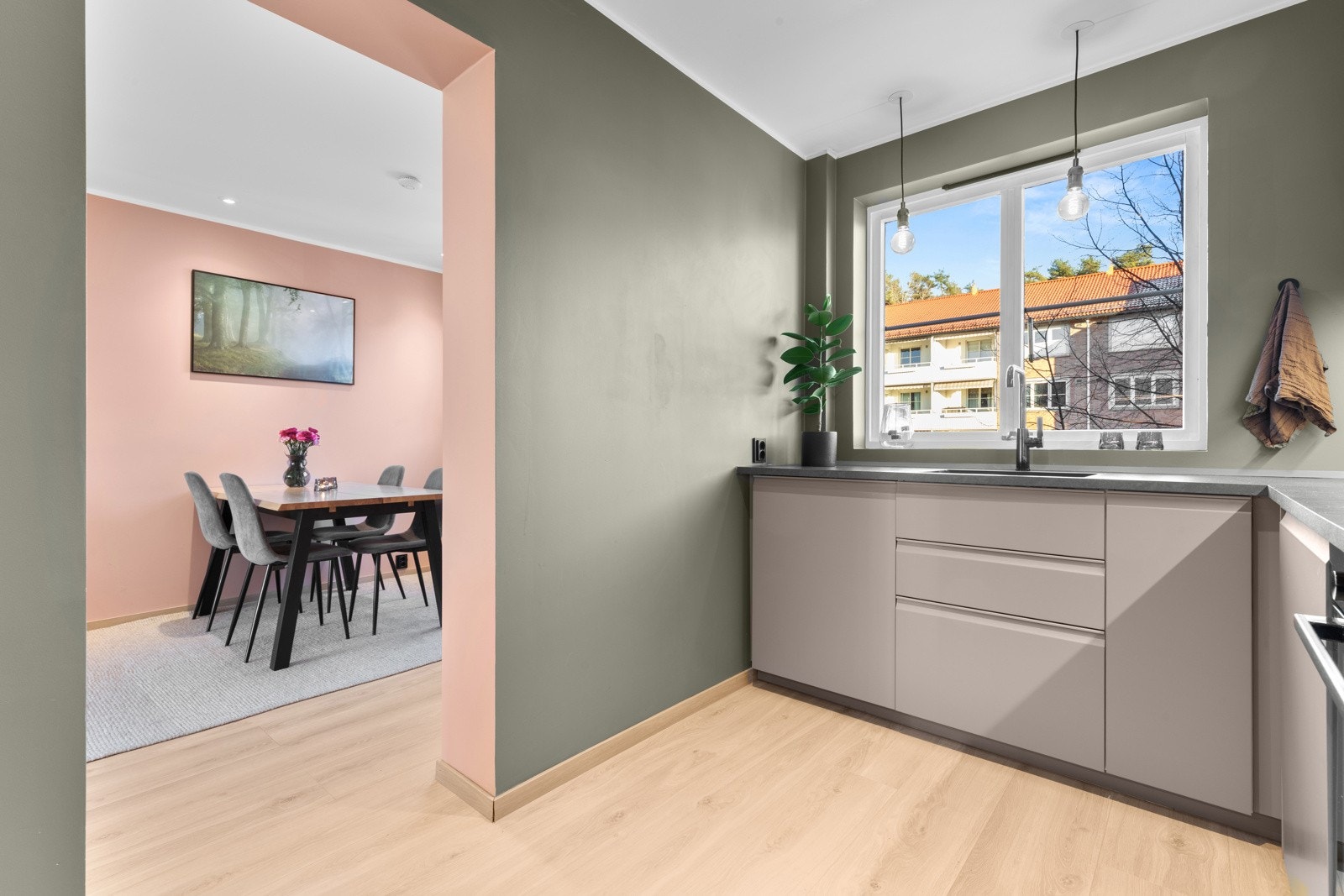 Det er også montert komfyrvakt ved platetoppen og automatisk vannstopper med fuktsensor i benkeskap. Galleribilde