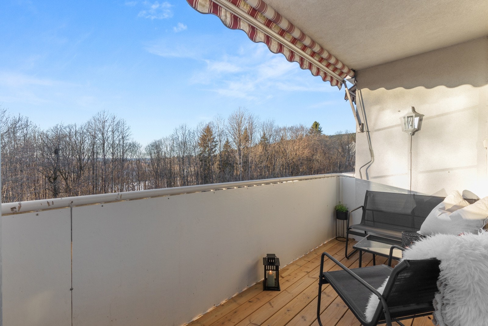 Beliggenheten i byggets 3. etasje og mot sydvest sørger for gode solforhold. Selger opplyser om sol på balkongen fra ca. klokken 13.30 til omkring klokken 20 på sommerstid. Galleribilde