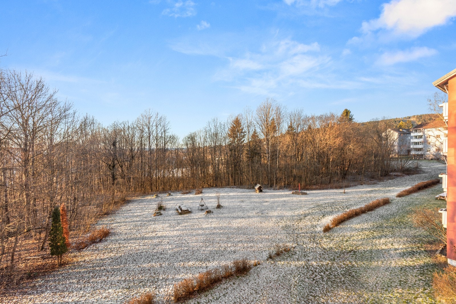 Hyggelig utsyn mot grøntarealer - et frodig utsyn som forandrer seg med årstidene. Galleribilde