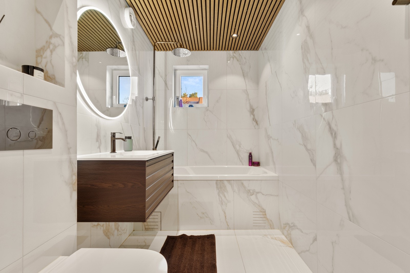 Leiligheten har et smakfullt og lekkert baderom som ble pusset opp i 2023. Galleribilde