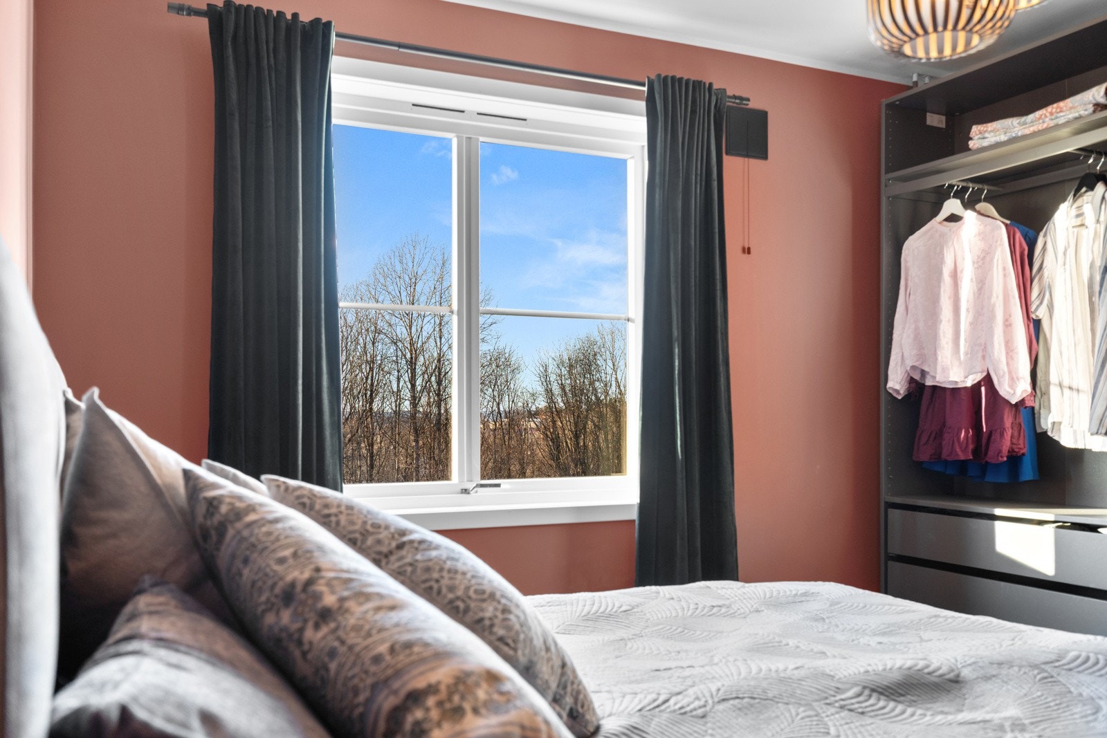 Det store vinduet vender ut mot grøntarealer som gir et hyggelig utsyn, samtidig som det ikke er noe innsyn. Lysinnslippet sammen med den gode takhøyden på ca. 2,51 meter bidrar til en god og luftig romfølelse. Galleribilde