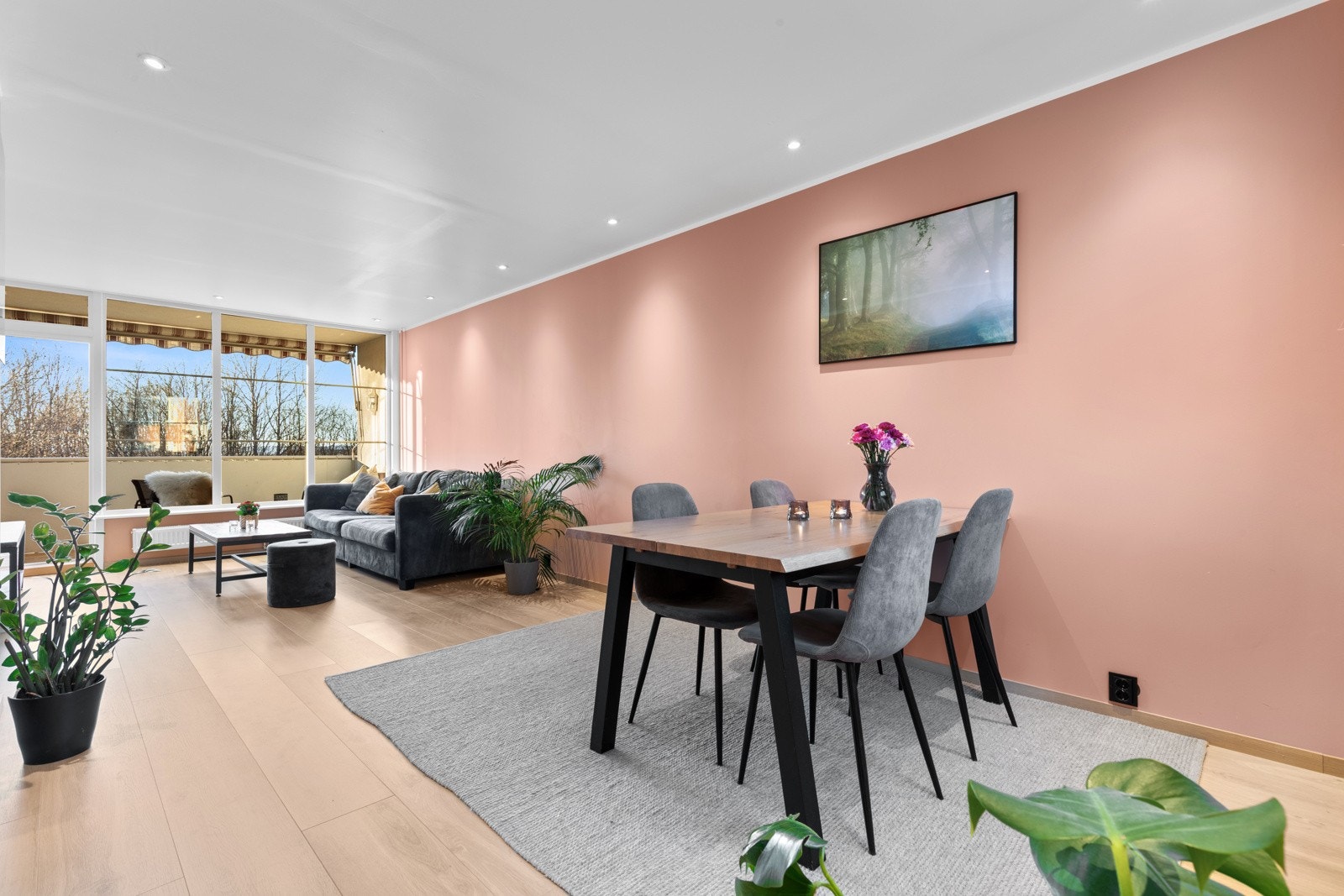 En gjennomført 3-roms selveierleilighet som er moderne oppusset i 2023. Galleribilde