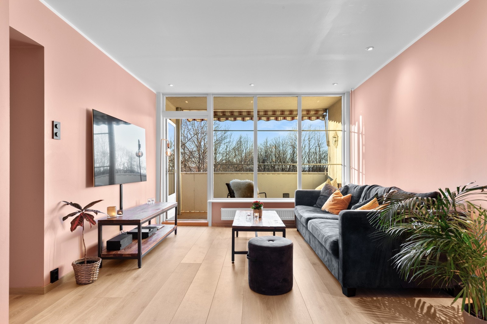 Stuen er det naturlige oppholdsrommet i leiligheten, og er et stort, lyst og fint rom. Galleribilde