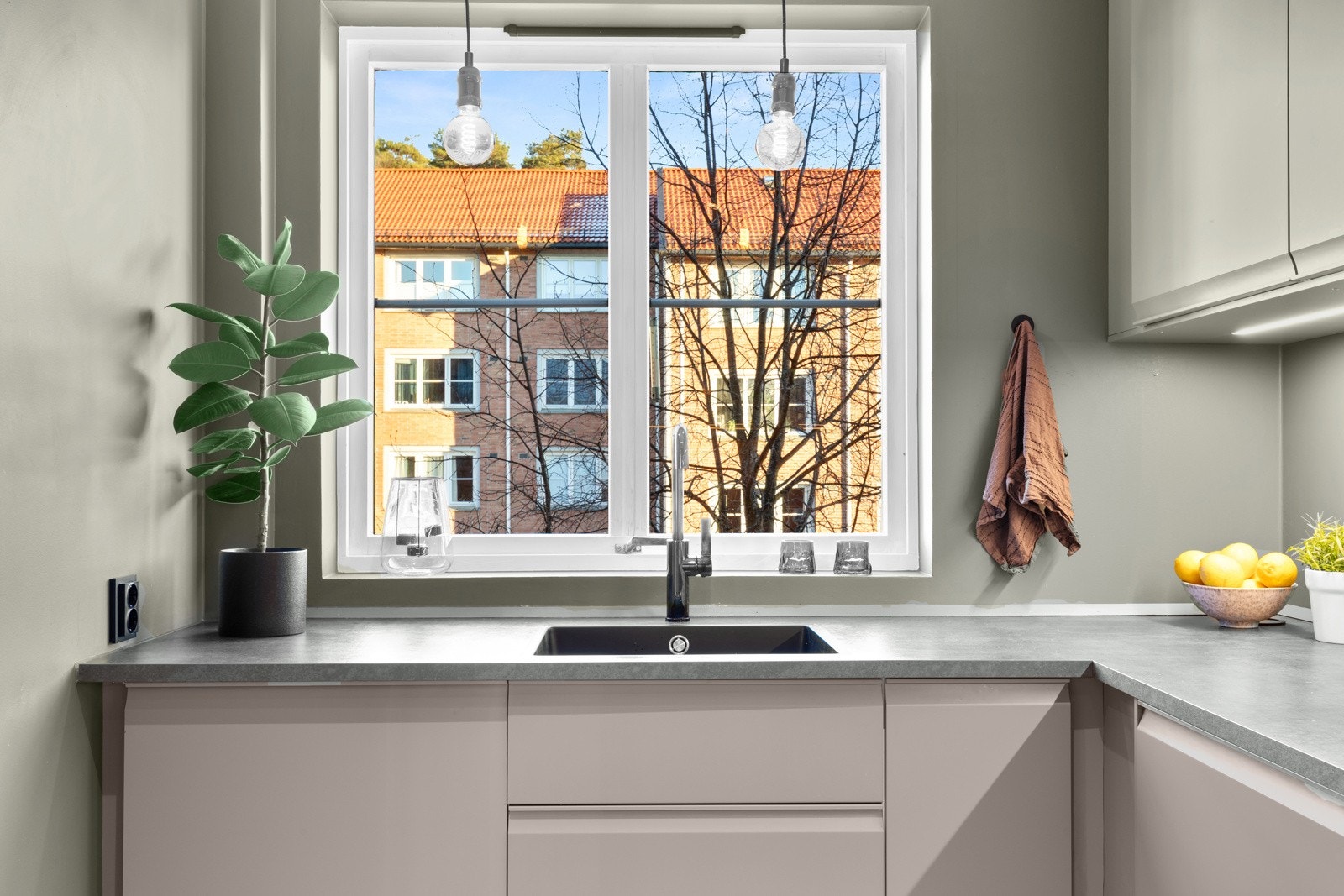 Den store vindusflaten slipper inn naturlig arbeidslys til benken. Galleribilde