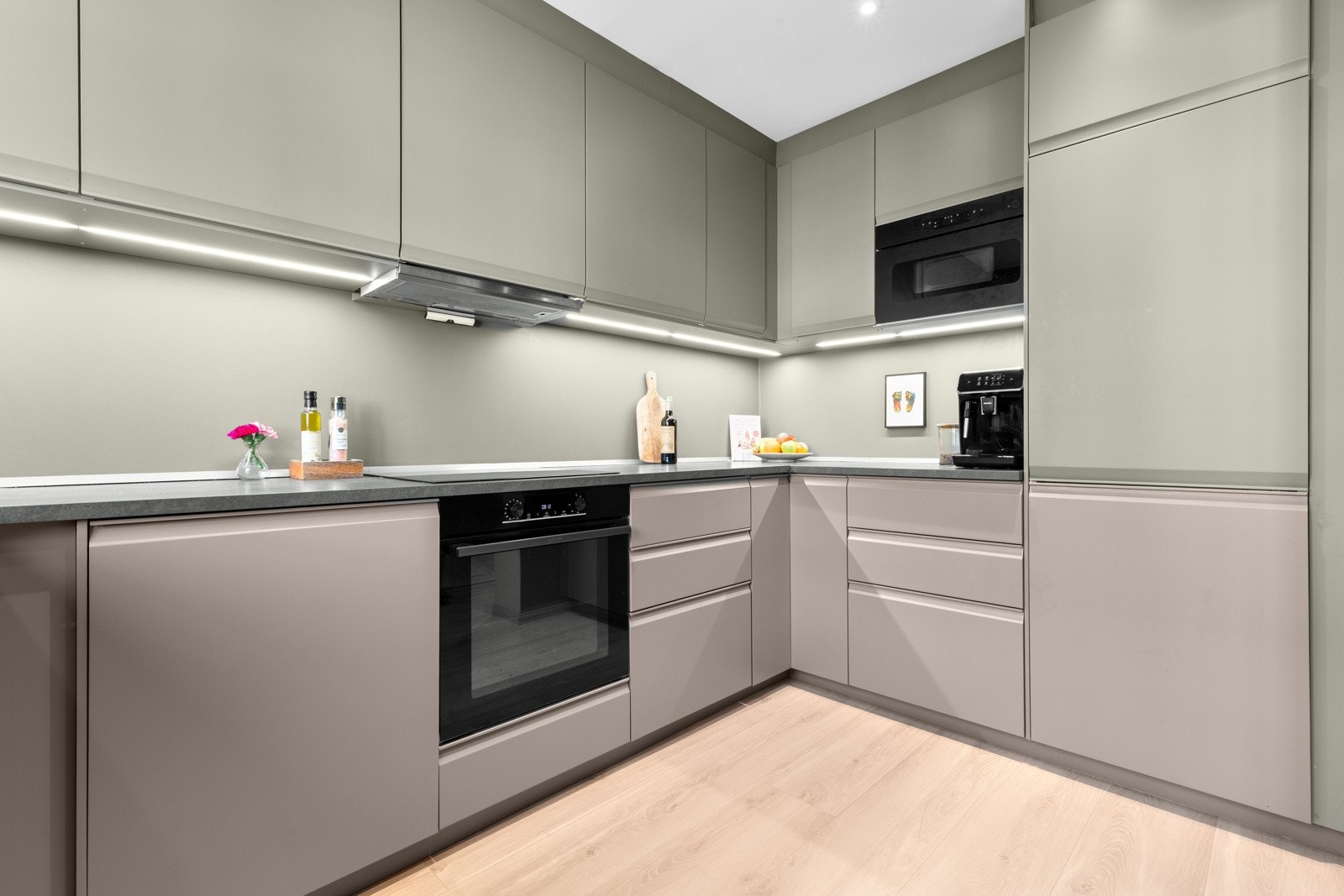 Medfølgende integrerte hvitevarer som nedfelt platetopp, stekeovn, mikrobølgeovn, oppvaskmaskin, vaskemaskin (med tørk) og kjøleskap med frysedel. Galleribilde