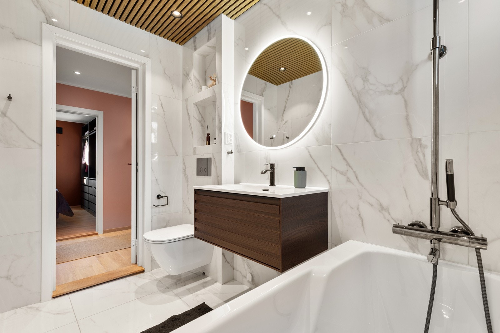 Baderommet er også utstyrt med vegghengt toalett med innebygde hyller over. Galleribilde