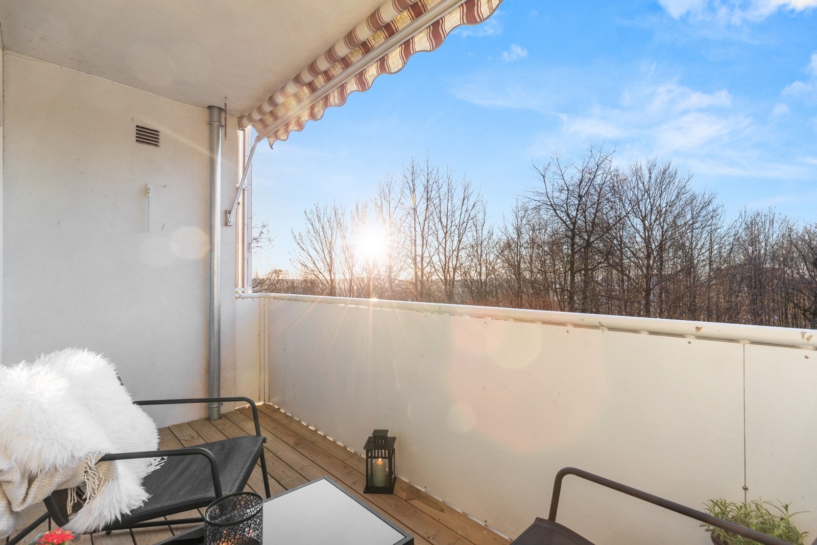 Fra stuen har du utgang til en hyggelig og solrik sydvestvendt balkong på ca. 6m². Galleribilde