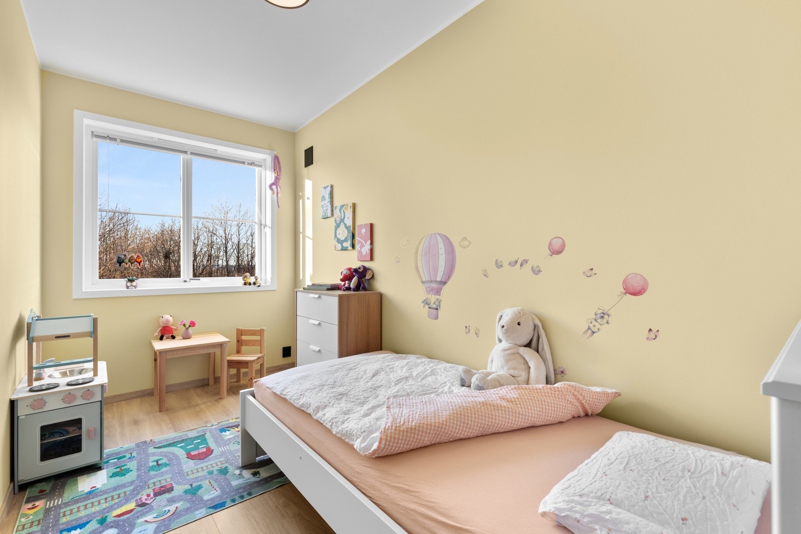 Det andre soverommet er et lyst og fint rom som i dag er innredet som et hyggelig barnerom. Soverommet har samme gode og moderne standard fra 2023 som resten av leiligheten. Galleribilde