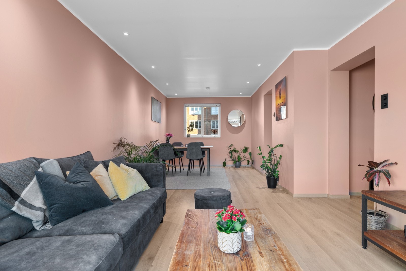 Stuen er romslig med god plass til både sofagruppe med salongbord, mediemøblement og et spisebord. Galleribilde