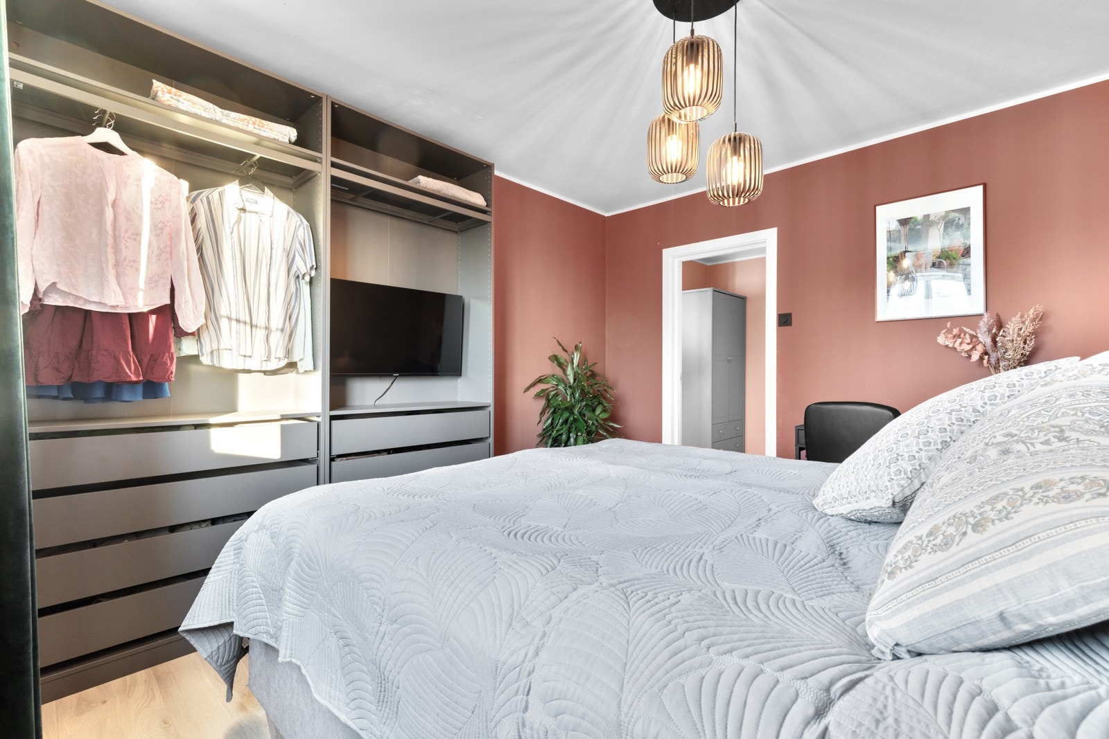 På soverommet har du plass til en dobbeltseng med tilhørende nattbord, samt en kontorpult eller kommoder. God oppbevaringsplass i åpen garderobeløsning med skuffer, hyller og oppheng. Galleribilde