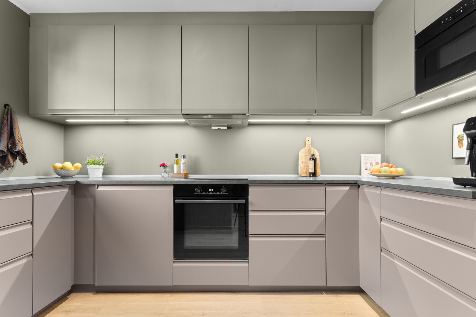 Stilren og moderne kjøkkeninnredning fra 2023 med god skap- og benkeplass. Kjøkkenet er fullt utstyrt med integrerte hvitevarer som medfølger i handelen. Galleribilde