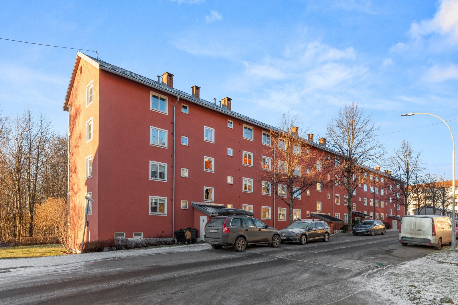 Her bor du med kort vei til god offentlig kommunikasjon, marka, skoler og barnehage. Dette er et flott sted å bo for deg som ønsker en rolig tilværelse i nærheten av grønne friarealer, men samtidig kort vei til bylivet i Oslo sentrum. Galleribilde