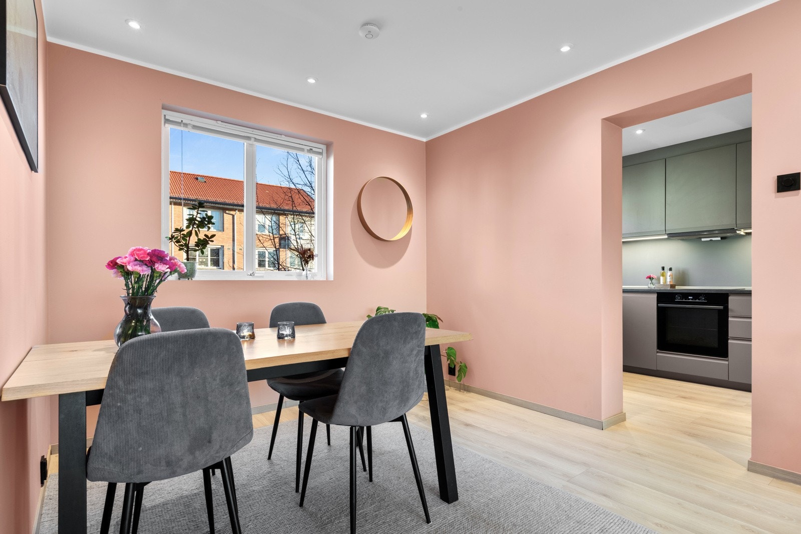 Kjøkkenet ligger i et eget rom i naturlig tilknytning til spisestuen. Galleribilde