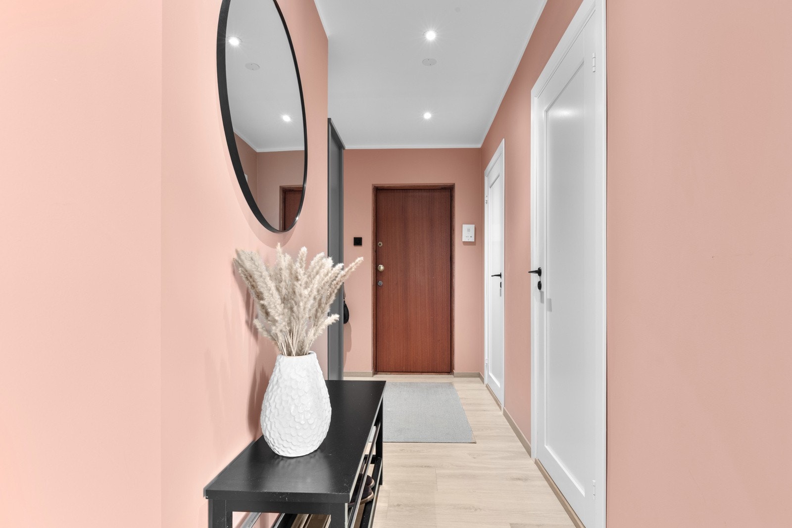 Montert porttelefon på vegg ved inngangsdøren. Sikringsskap med automatsikringer, hovedbryter og strømmåler er plassert i felles trappegang utenfor leiligheten. Leiligheten har dimbare belysning som er tilkoblet Plejd-appen. Galleribilde