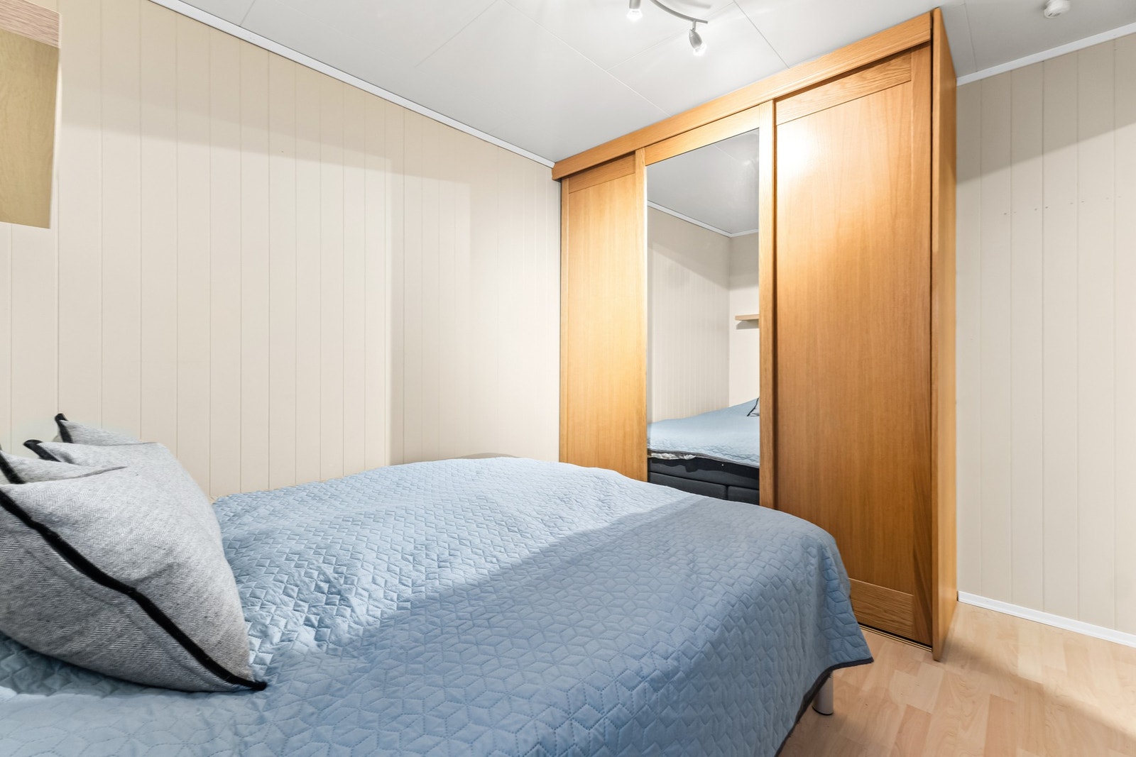 Tilhørende hovedsoverommet er det et stort garderobeskap som medfølger salget. Galleribilde