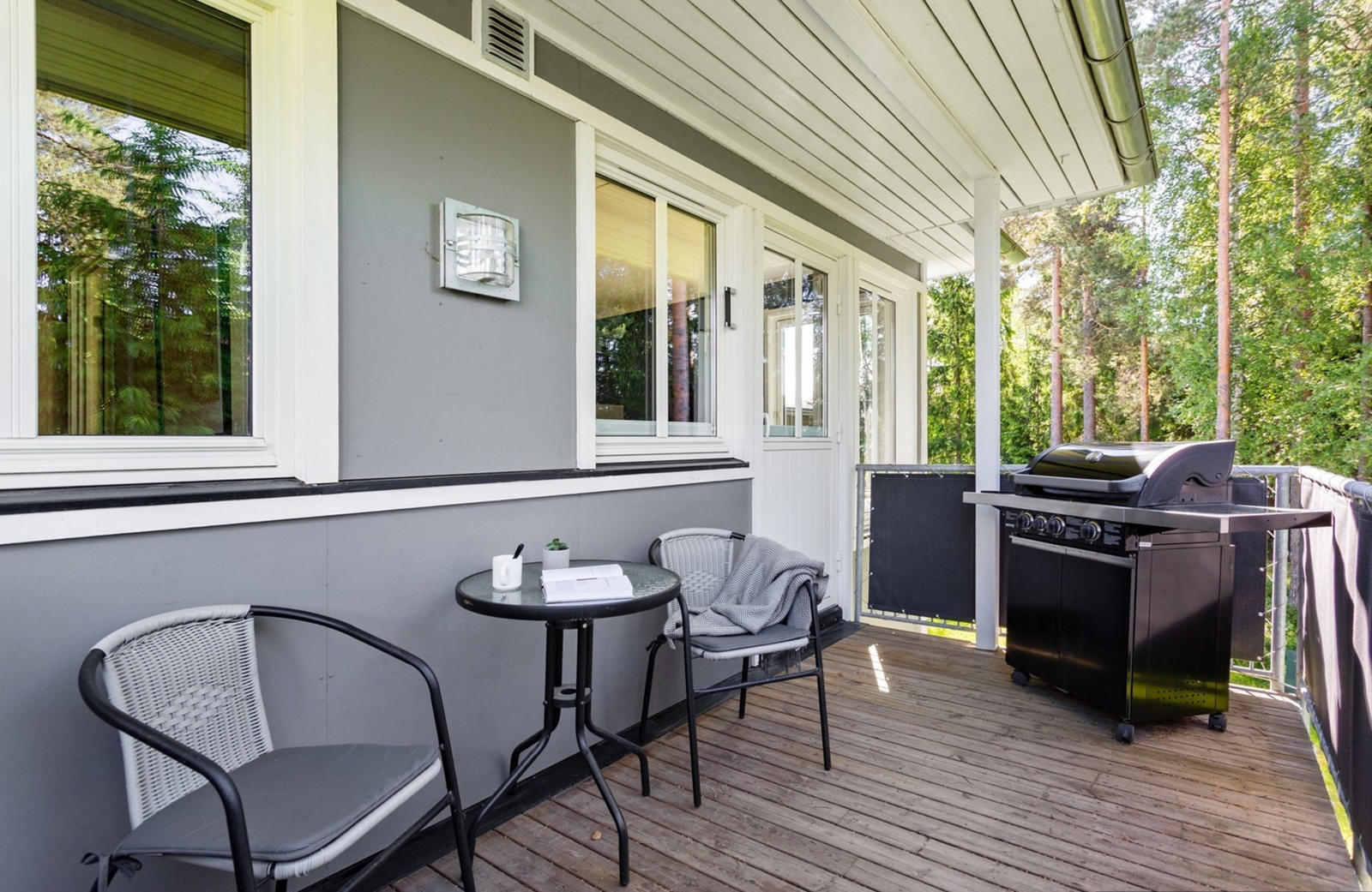 Solrik balkong på ca. 8 m². Leiligheten har meget god intern beliggenhet i 2. etasje med mye utsyn og nærmest null innsyn. Galleribilde