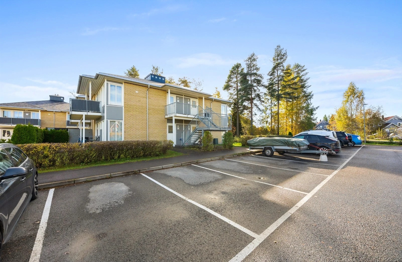 Det er parkering på sameiets felles, asfalterte parkeringsplasser. Det er også 2 ladebokser for lading av elbil disponible for sameiets beboere. Galleribilde