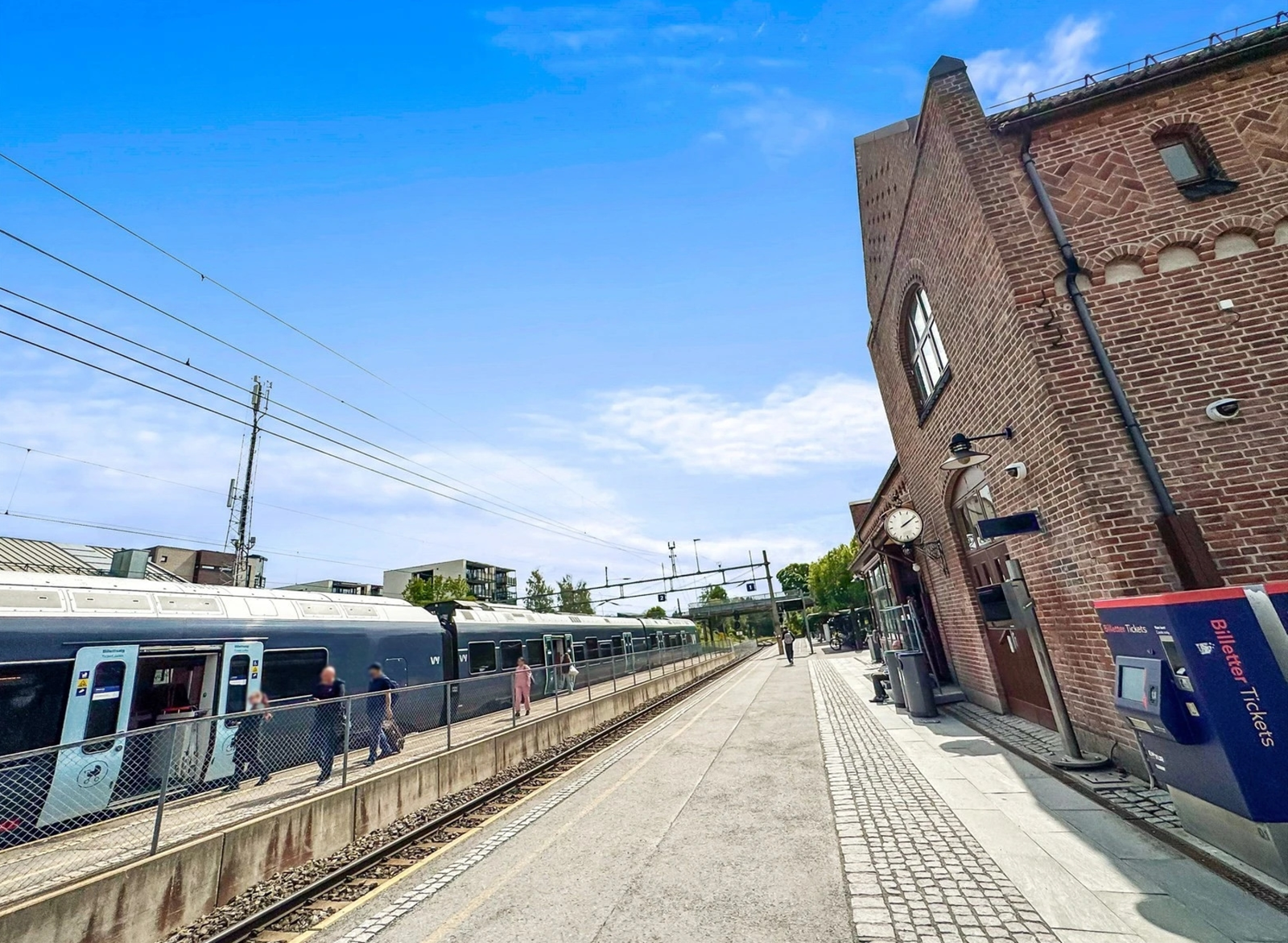 Fra Jessheim stasjon, ca. 1,4 km unna, er det gode togforbindelser med linjene R13 og R13. Galleribilde