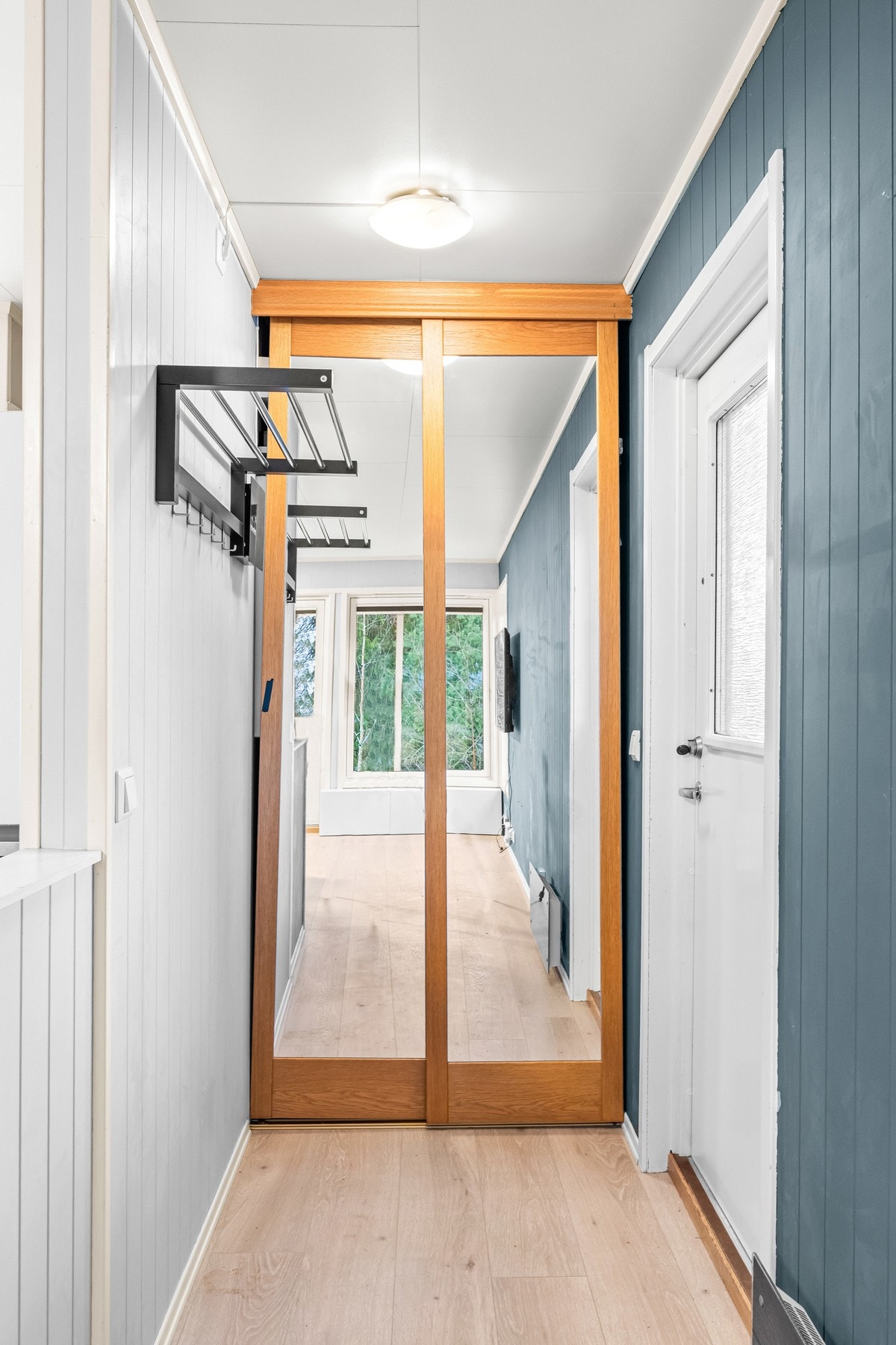 Det er godt med lagringsplass i hele leiligheten, i entré er det plassbygd skyvedørsgarderobe med speil. I tillegg disponerer boligen en ekstern innvendig bod på ca. 5 m² Galleribilde