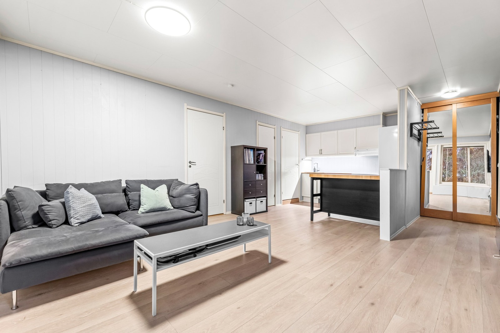 I stuen er det god plass til sofa med tilhørende medie- og oppbevaringsmøblement samt romslig spisebord. Galleribilde