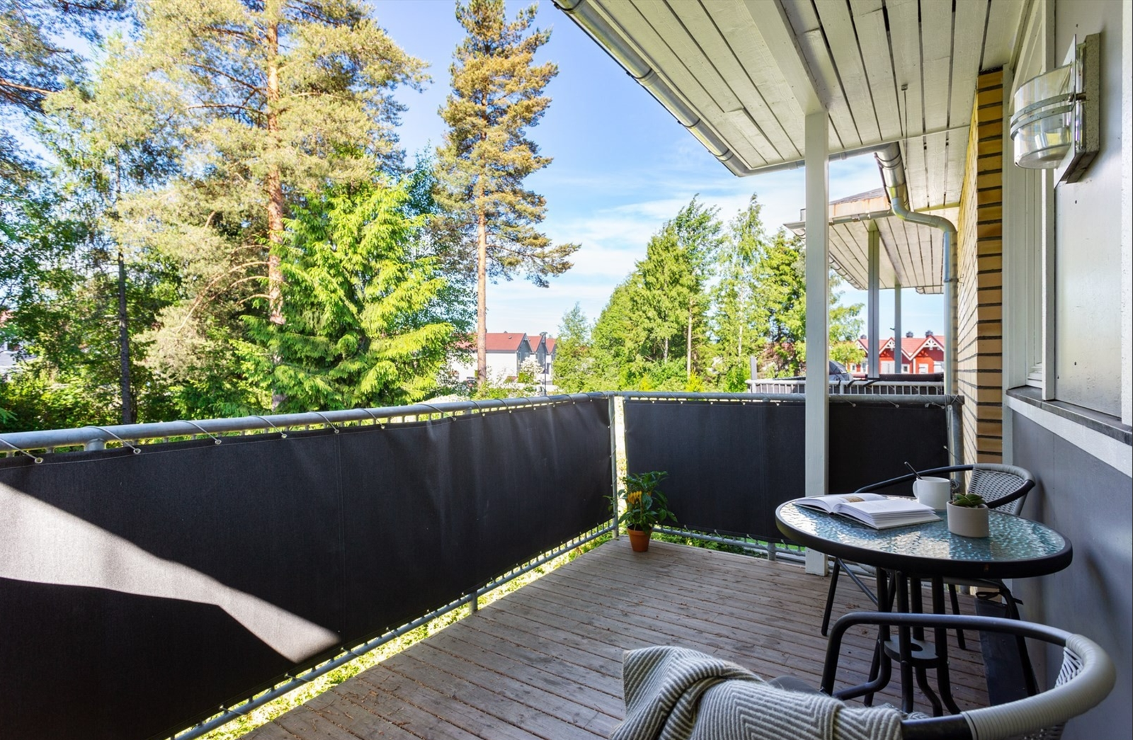 En lys og velholdt 2-roms selveierleilighet i byggets andre med attraktiv hjørnebeliggenhet og m/ solrik balkong. Galleribilde