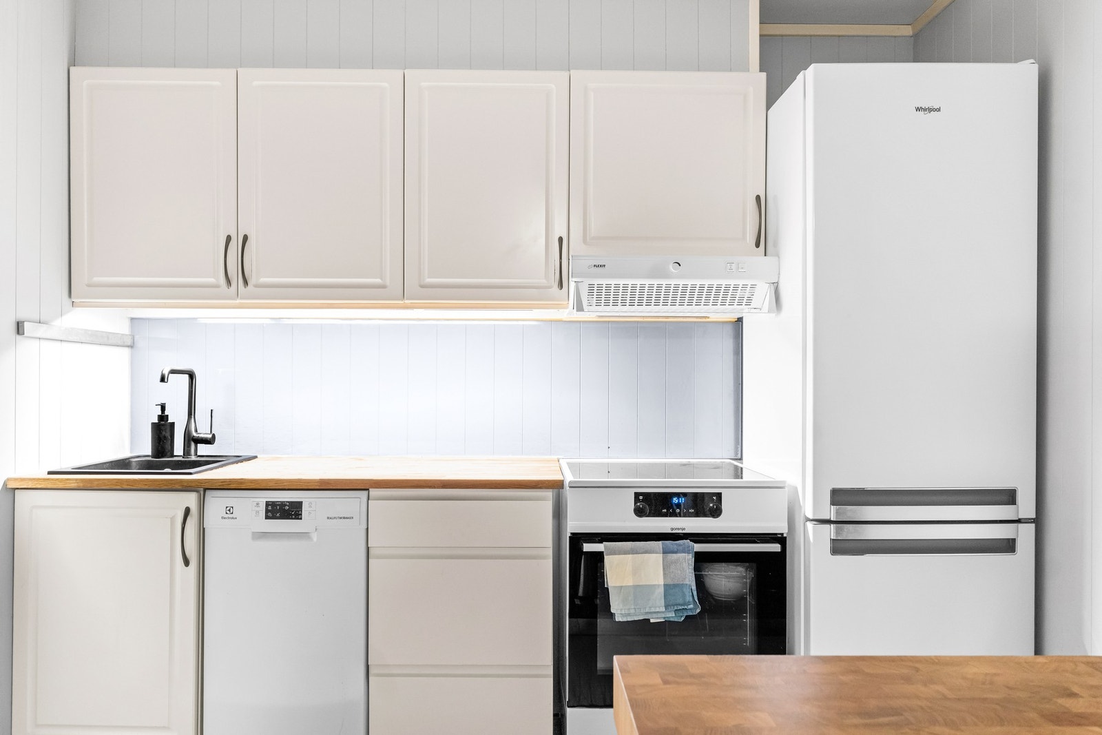 Kjøkkeninnredning med profilerte fronter, heltre benkeplate med nedfelt kum i kompositt, opplegg for oppvaskmaskin samt kjøl/frys. Galleribilde